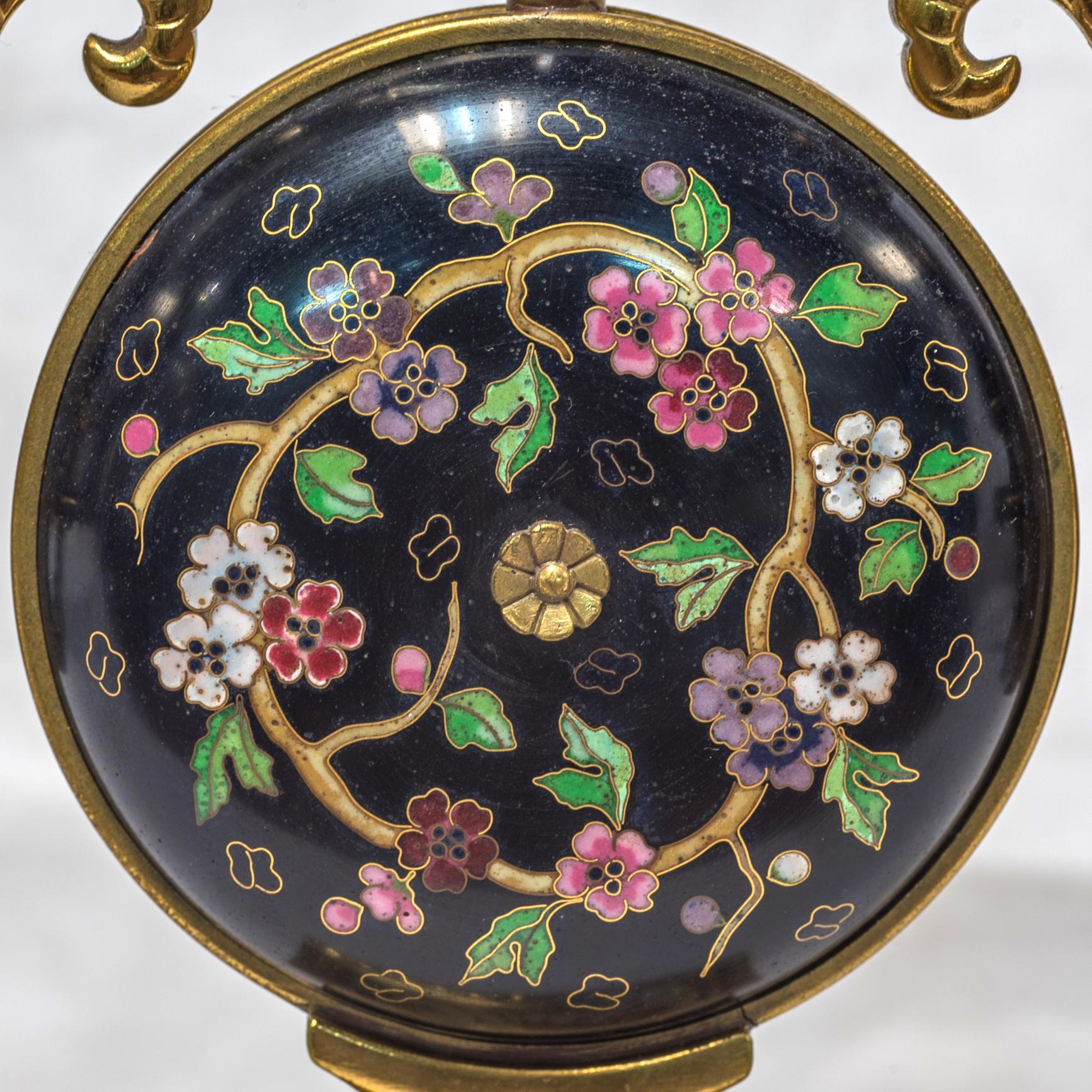 XIXe siècle Ensemble d'horloge japonaise du 19ème siècle en bronze doré et émail cloisonné en vente