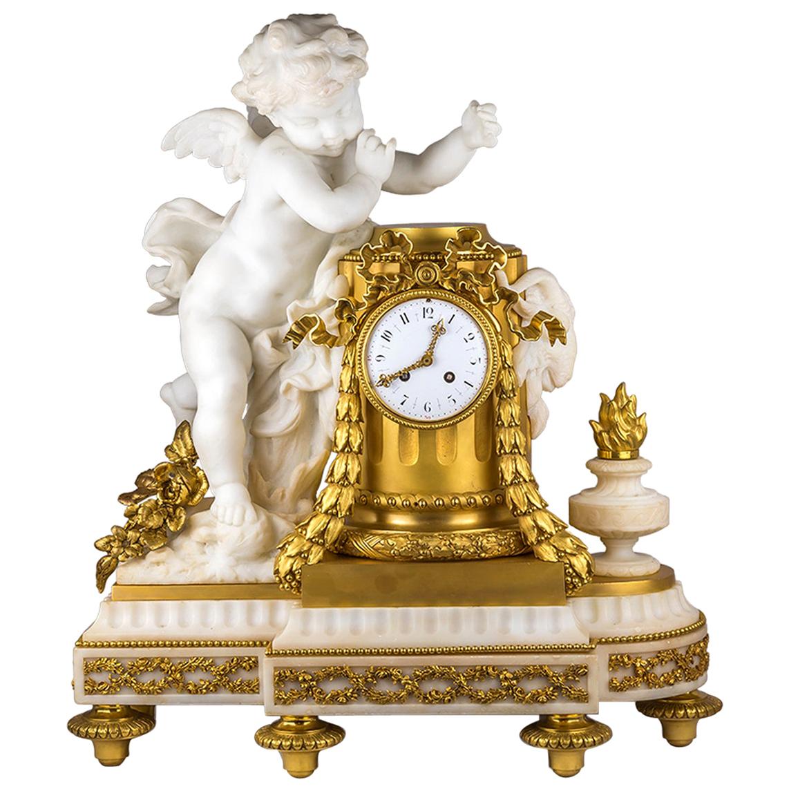 Französische geflügelte Cherub-Uhr aus Goldbronze und weißem Marmor aus dem 19. Jahrhundert
