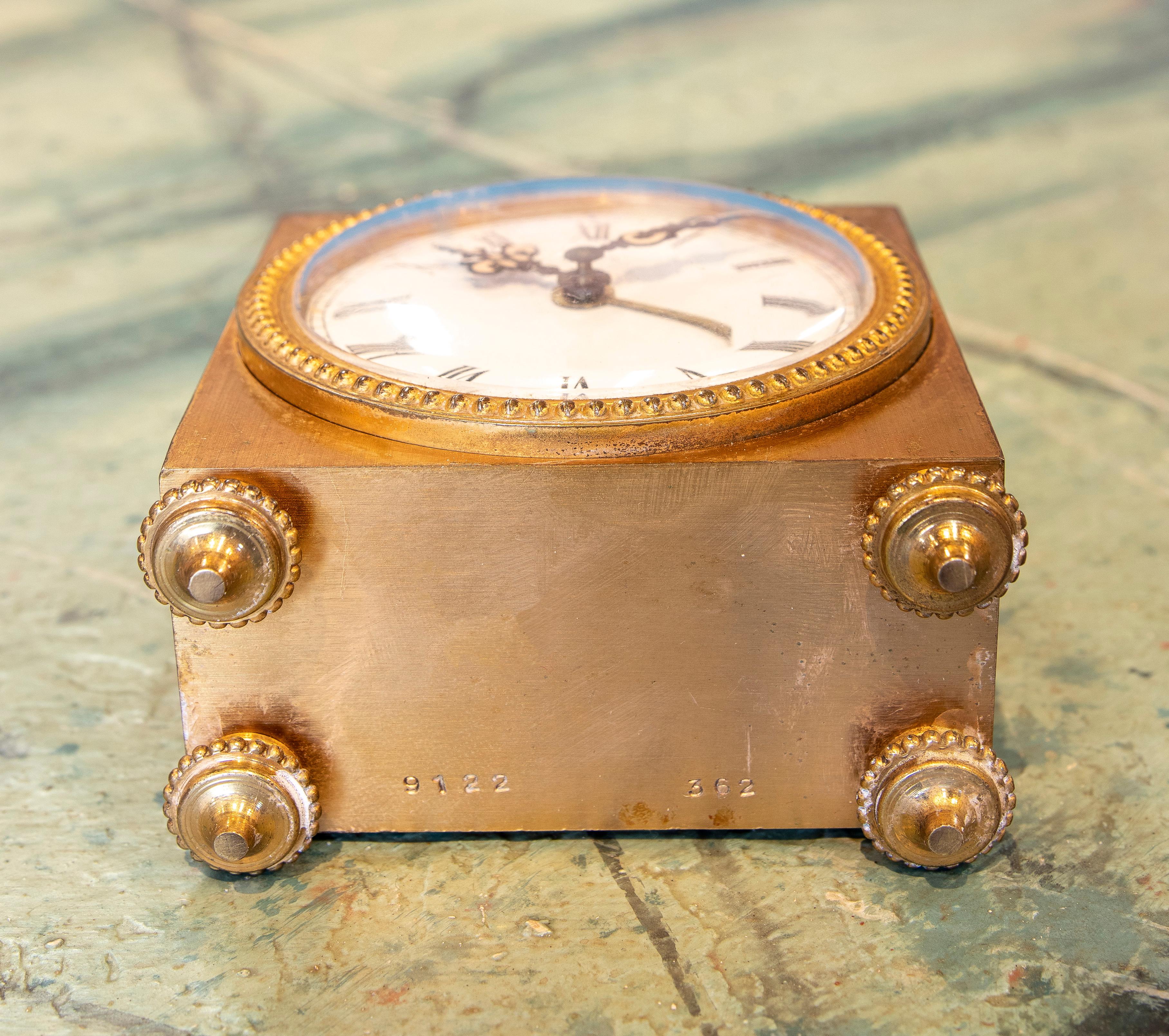 Horloge de table française du 19ème siècle en bronze doré et or doré « bronze doré » en vente 2