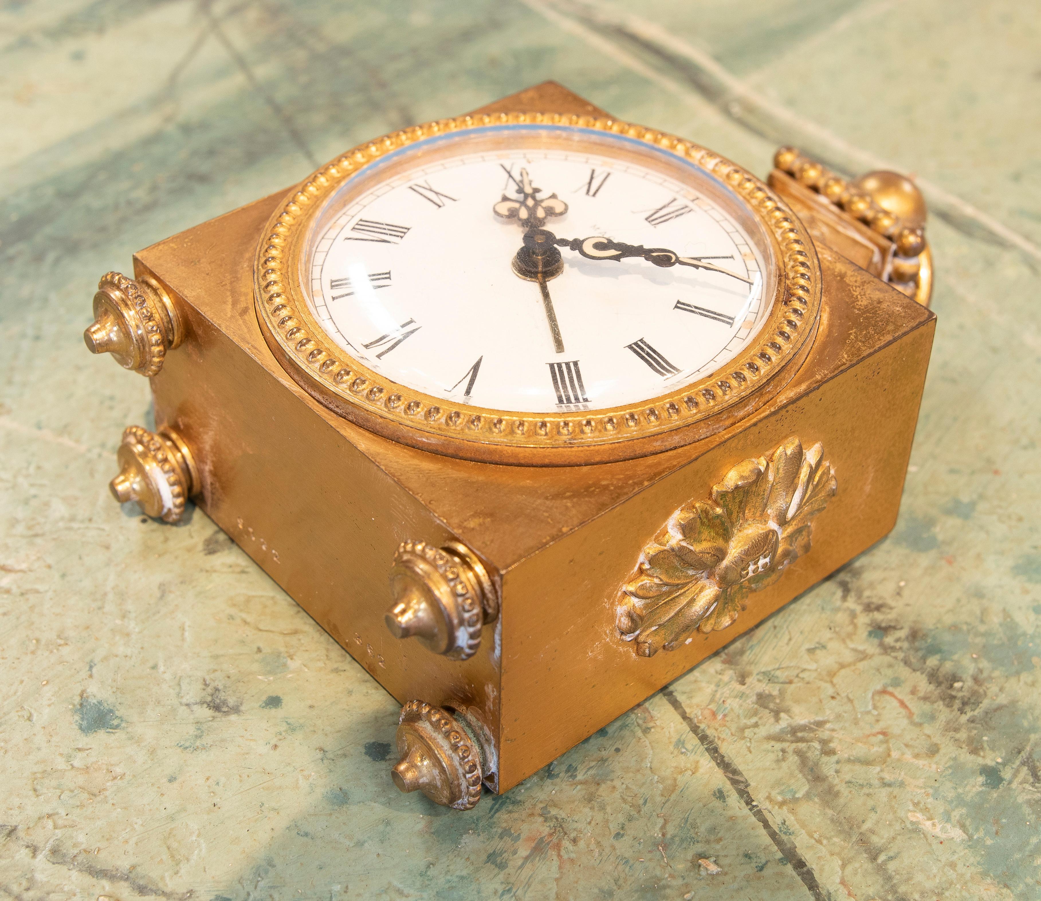 Horloge de table française du 19ème siècle en bronze doré et or doré « bronze doré » en vente 3