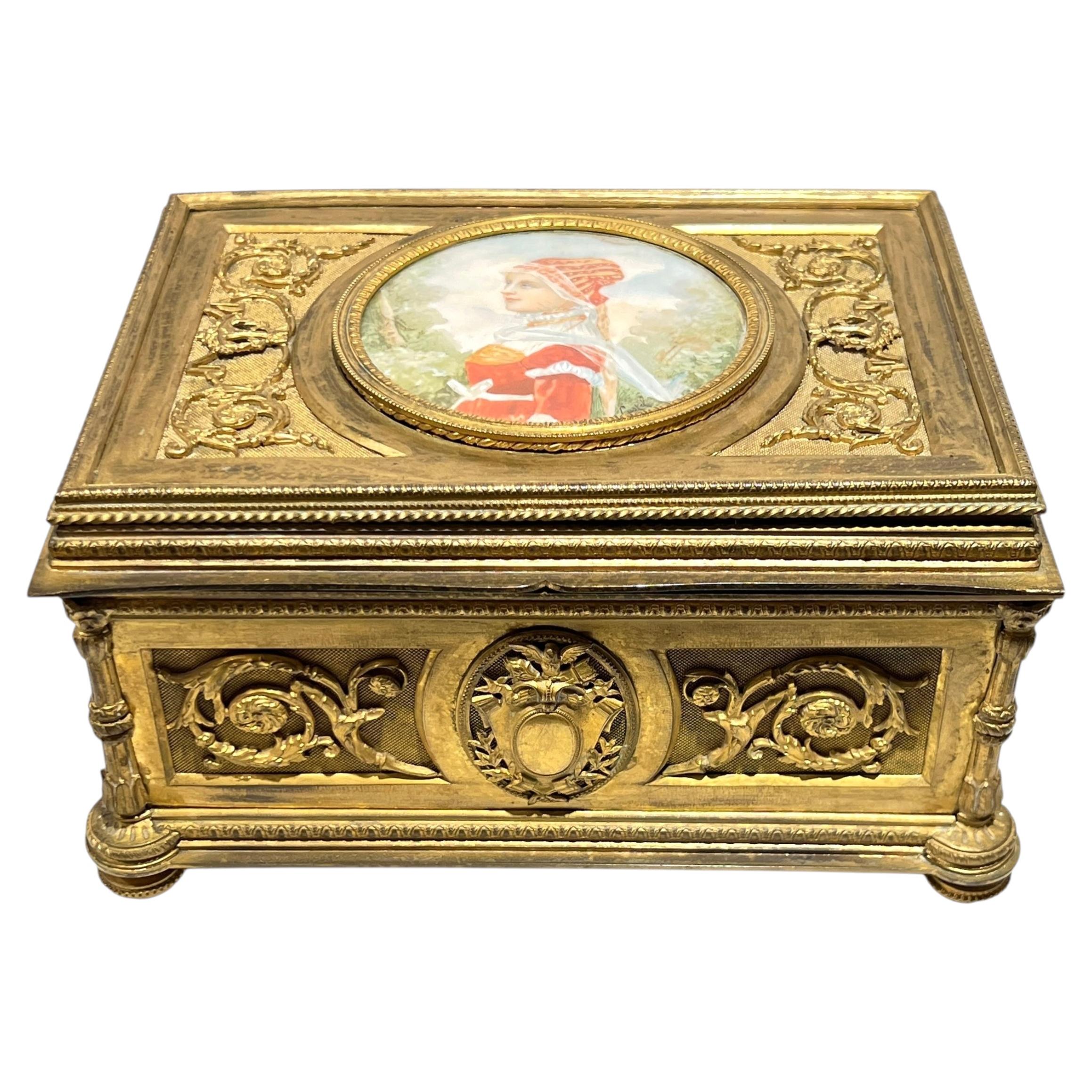Cofre joyero francés de bronce ormolu del siglo XIX con retrato
