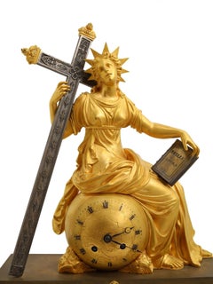 Reloj de chimenea francés del siglo XIX en bronce ormolu que representa a una Virgen con una cruz