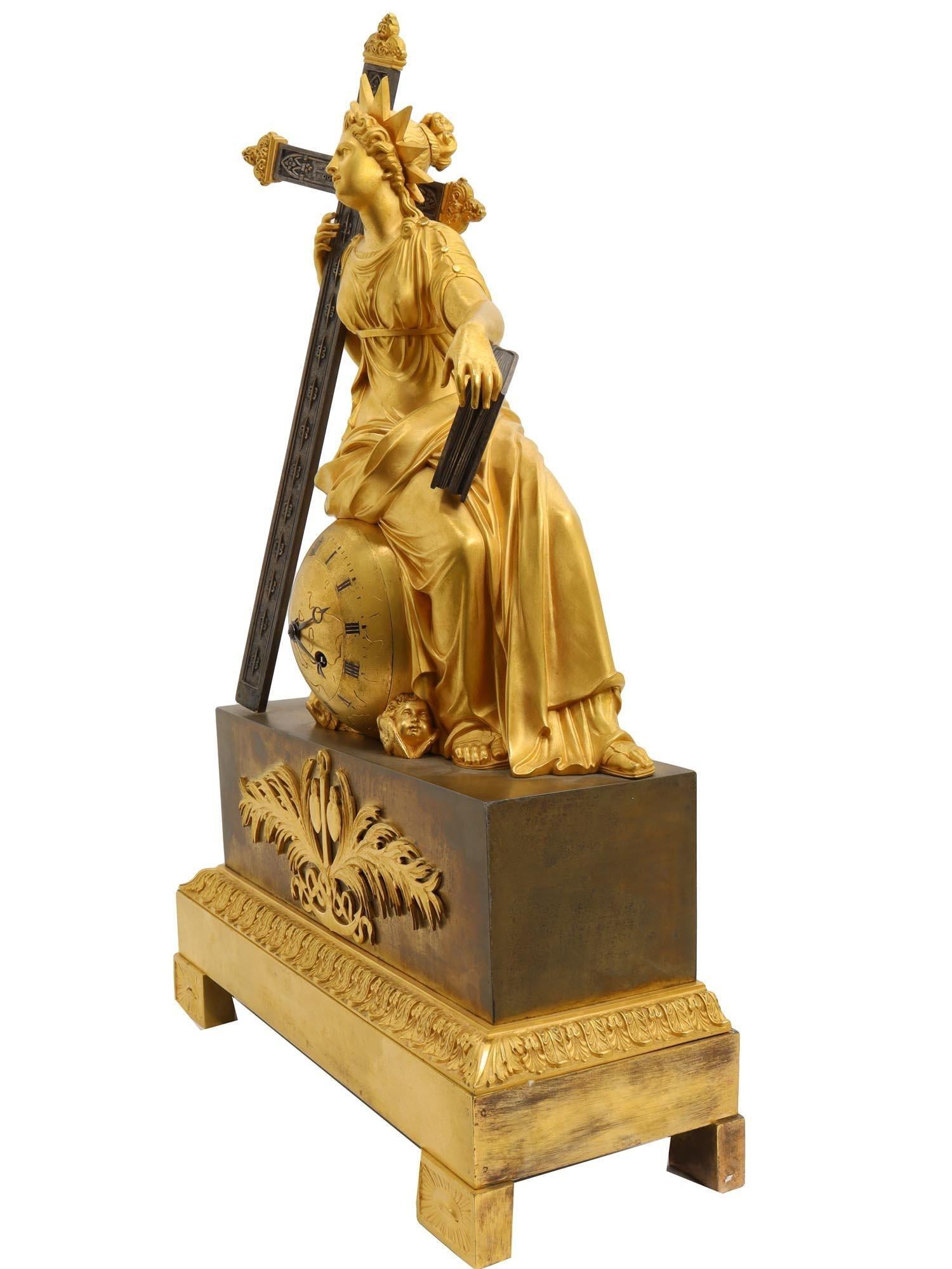 Néoclassique Pendule de cheminée en bronze doré du XIXe siècle représentant la Madonna avec la croix en vente