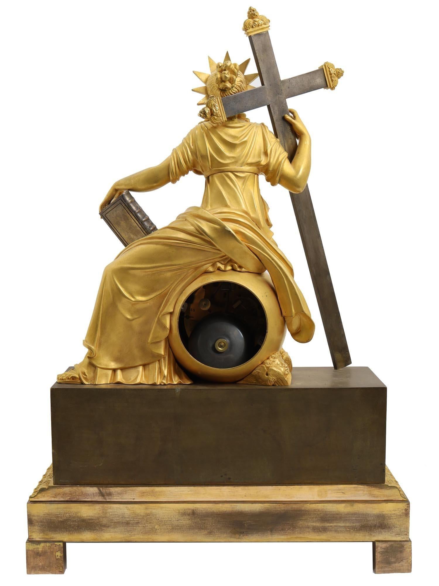 Französische Goldbronze-Bronze-Kaminuhr aus dem 19. Jahrhundert mit der Darstellung einer Madonna mit Kreuz (Vergoldet) im Angebot