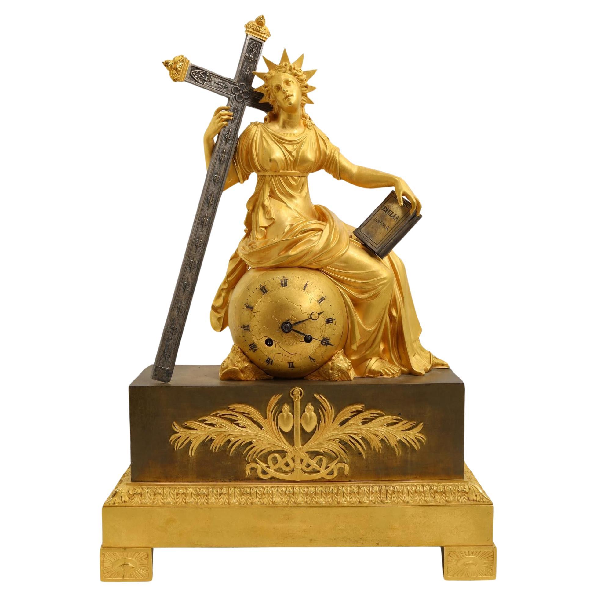 Französische Goldbronze-Bronze-Kaminuhr aus dem 19. Jahrhundert mit der Darstellung einer Madonna mit Kreuz im Angebot