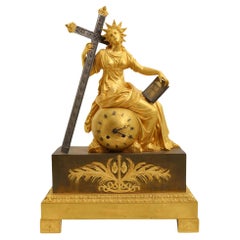 Pendule de cheminée en bronze doré du XIXe siècle représentant la Madonna avec la croix