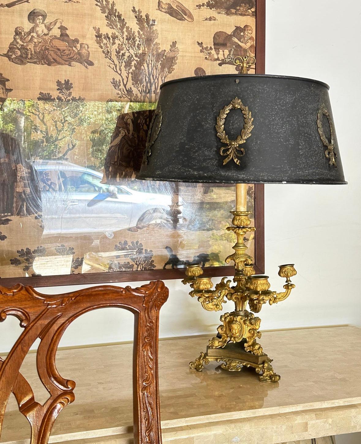 Rococo Lampe candélabre française du 19e siècle en bronze doré avec abat-jour en tôle en vente