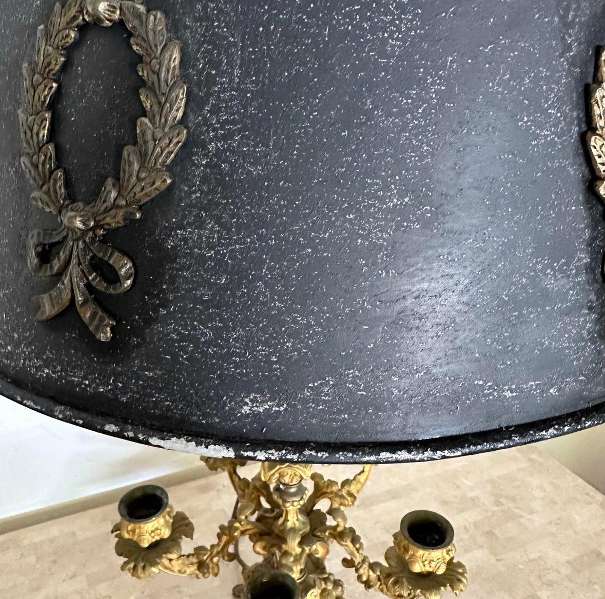 Lampe candélabre française du 19e siècle en bronze doré avec abat-jour en tôle État moyen - En vente à Farmingdale, NJ