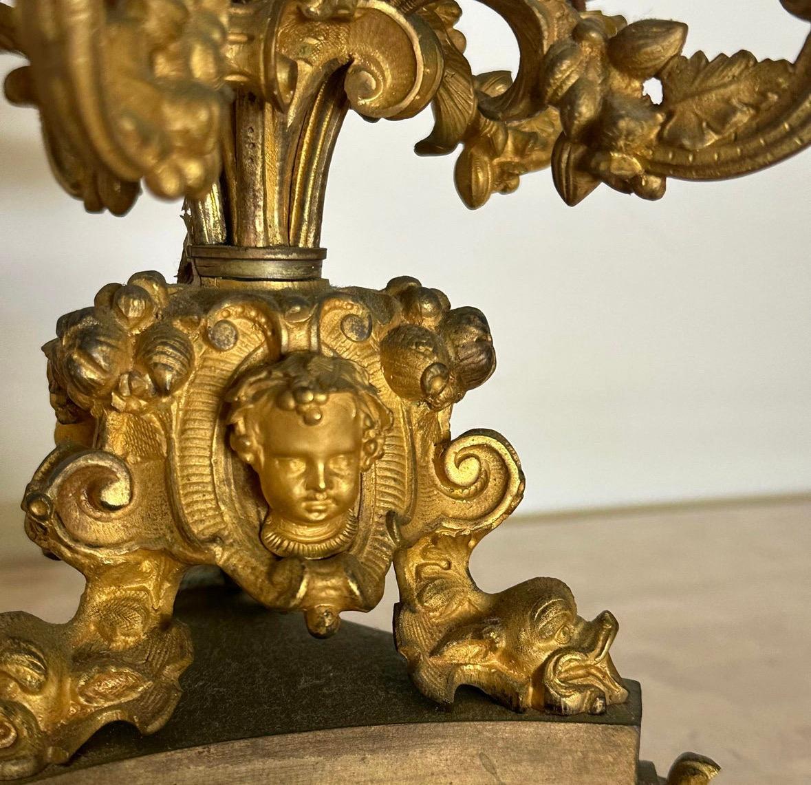 Bronze doré Lampe candélabre française du 19e siècle en bronze doré avec abat-jour en tôle en vente