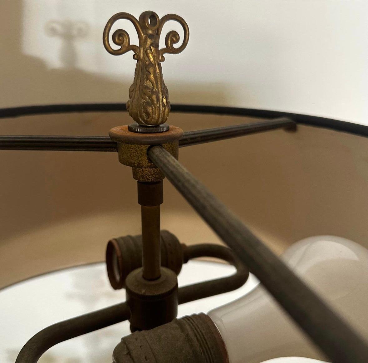 Lampe candélabre française du 19e siècle en bronze doré avec abat-jour en tôle en vente 1