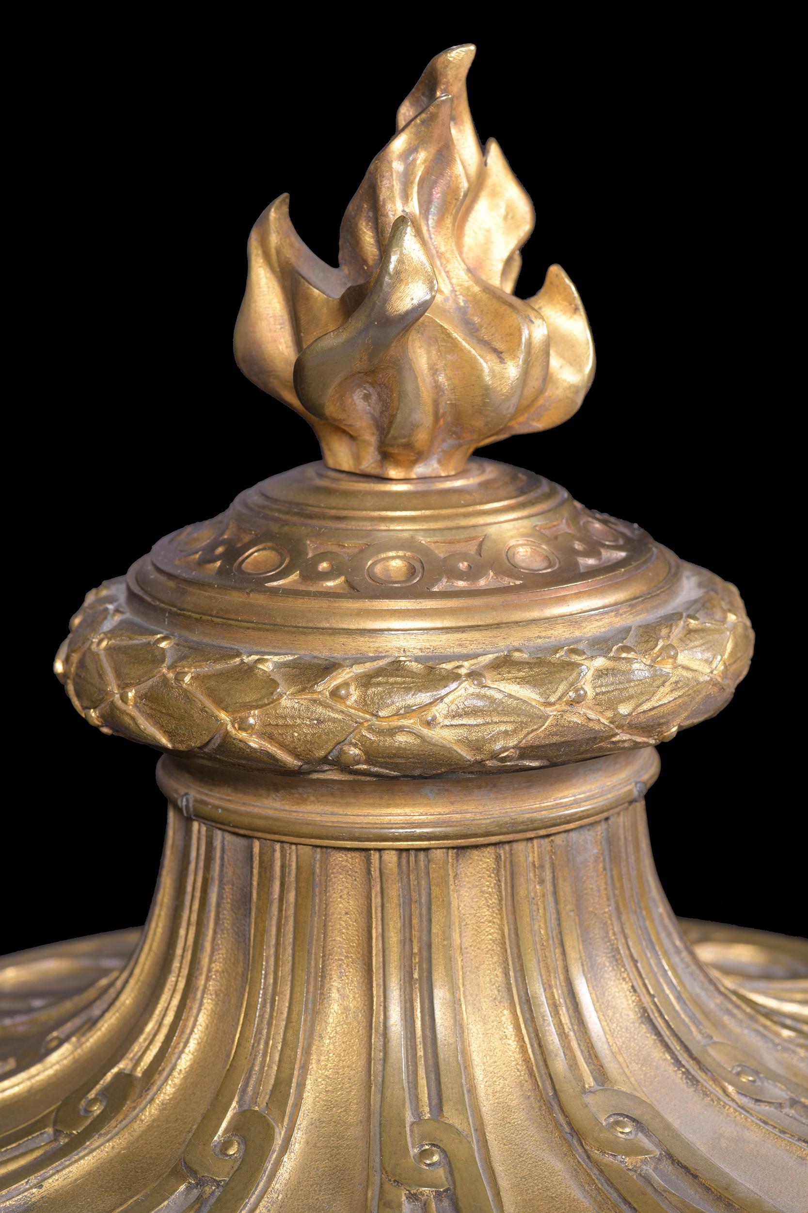 XIXe siècle Centre de table en bronze doré français du 19ème siècle de style Louis XVI en vente