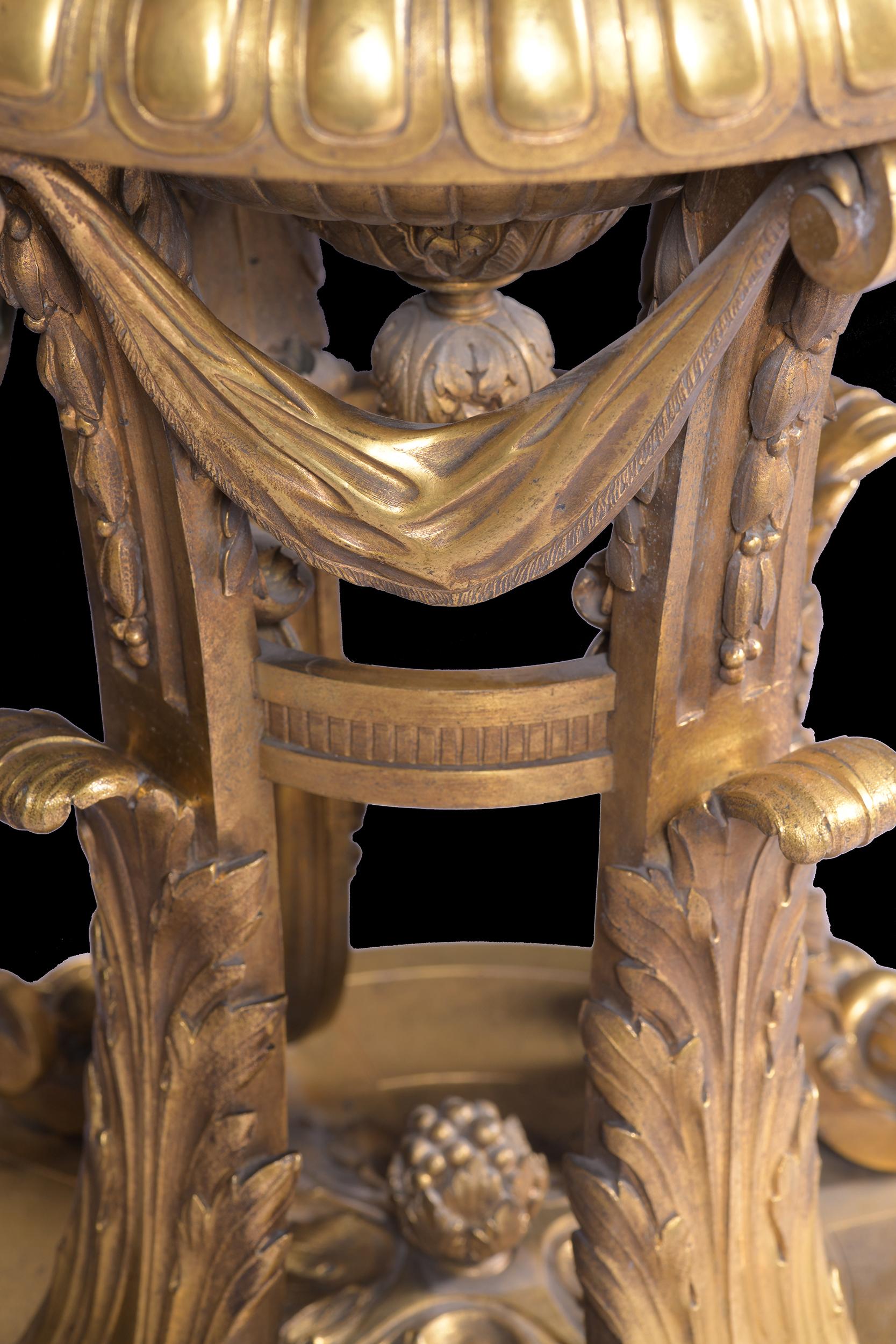 Bronze doré Centre de table en bronze doré français du 19ème siècle de style Louis XVI en vente