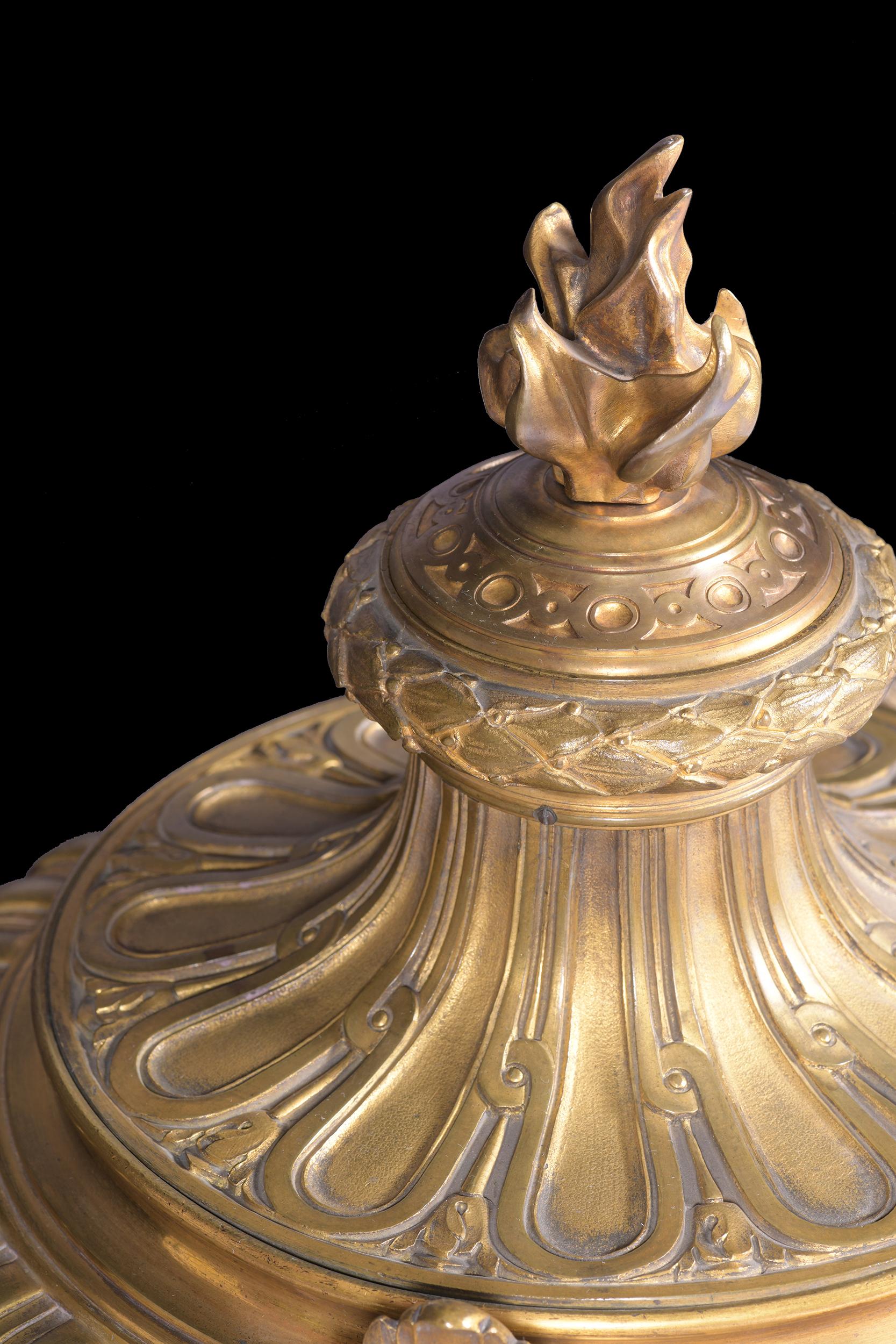 Centre de table en bronze doré français du 19ème siècle de style Louis XVI en vente 2