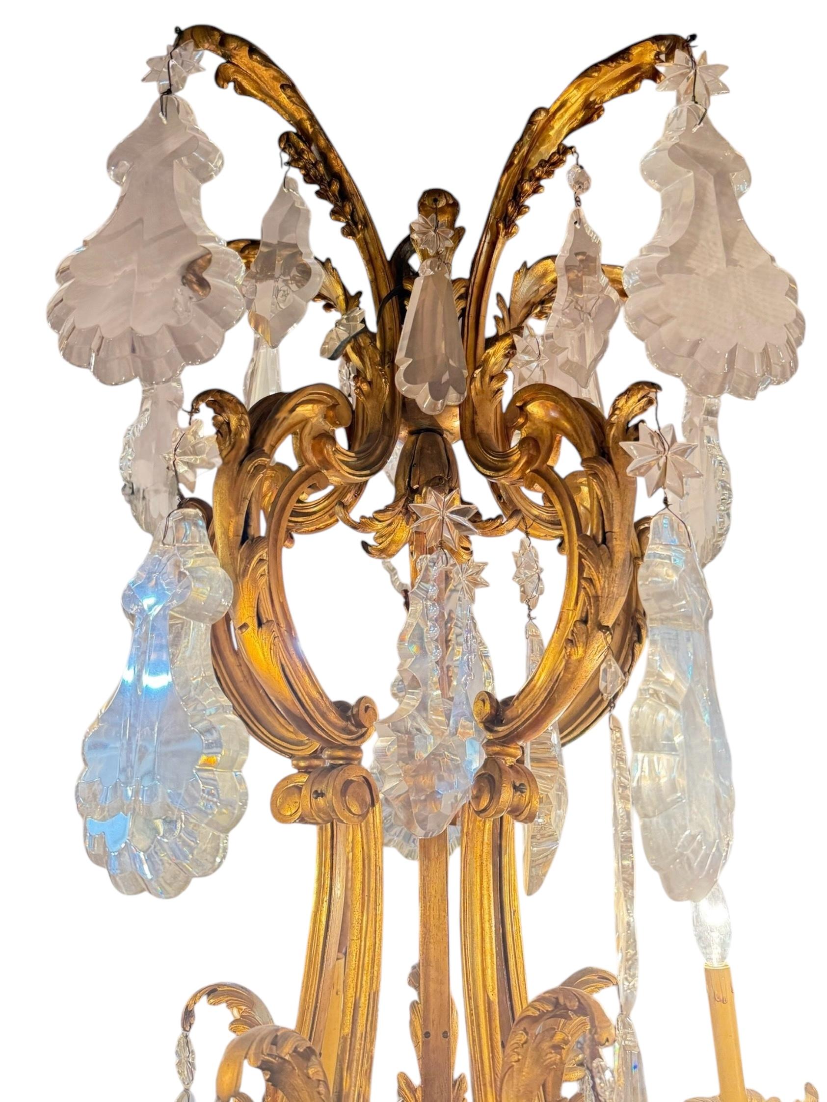 Francese Lampadario francese in bronzo dorato con cristalli del XIX secolo in vendita