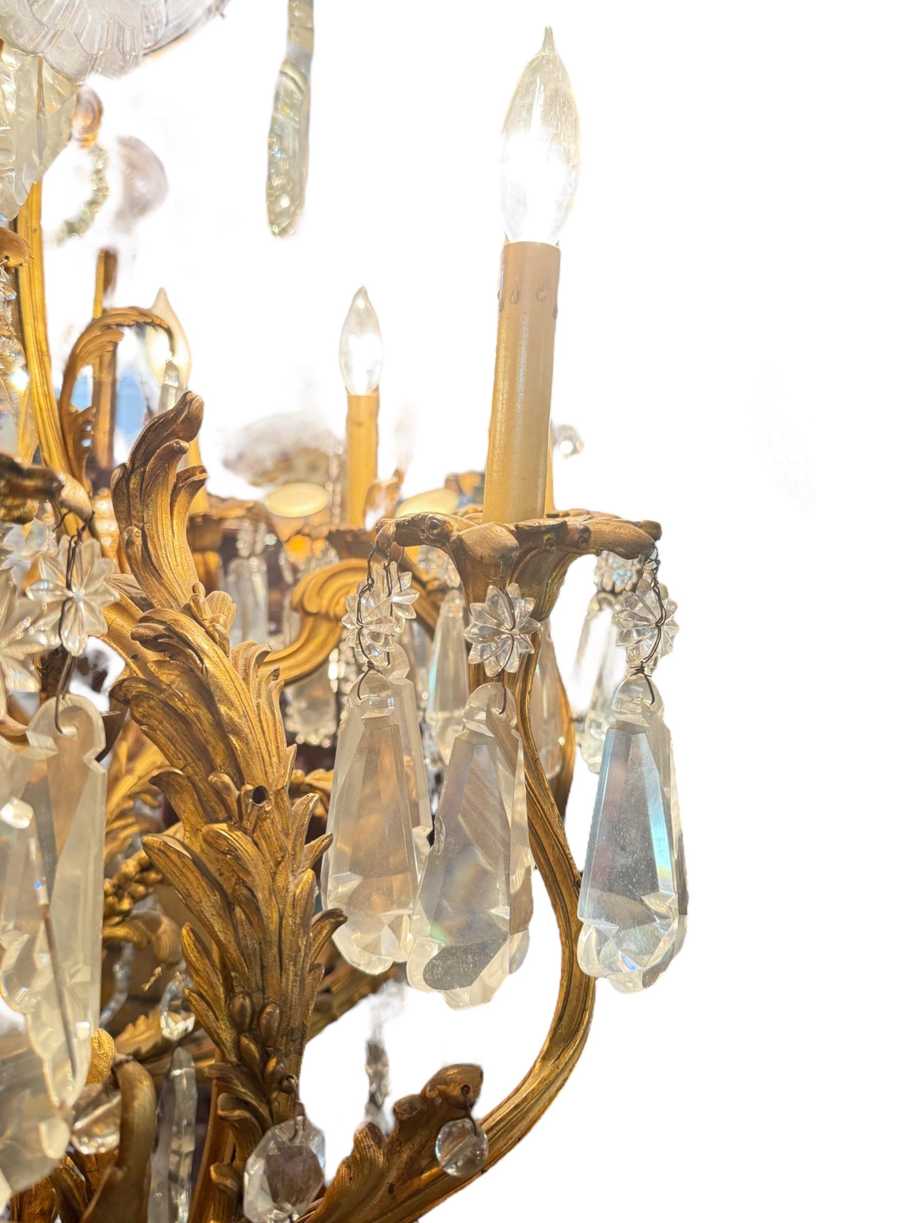 Lampadario francese in bronzo dorato con cristalli del XIX secolo in vendita 3