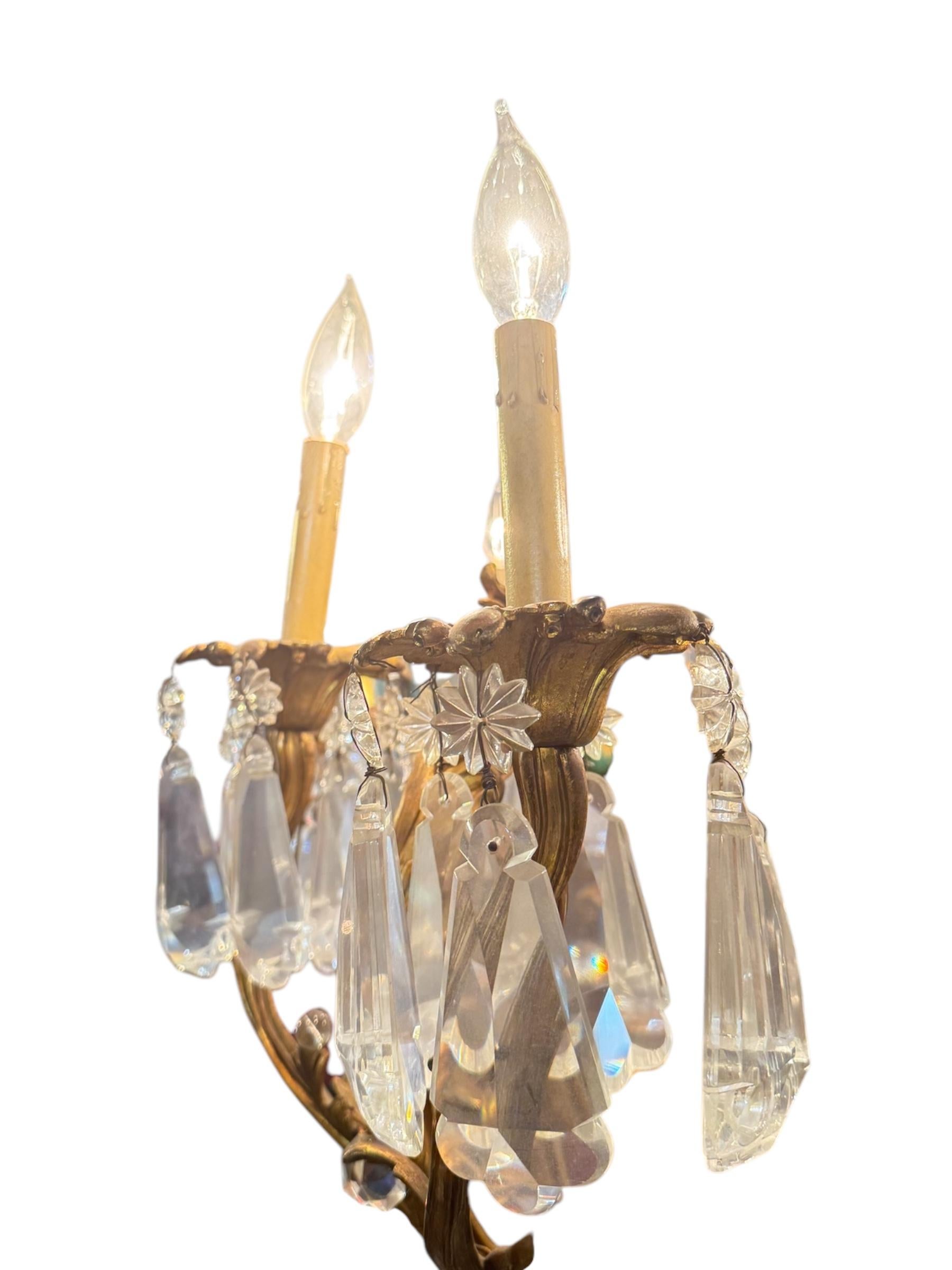 Lampadario francese in bronzo dorato con cristalli del XIX secolo in vendita 4