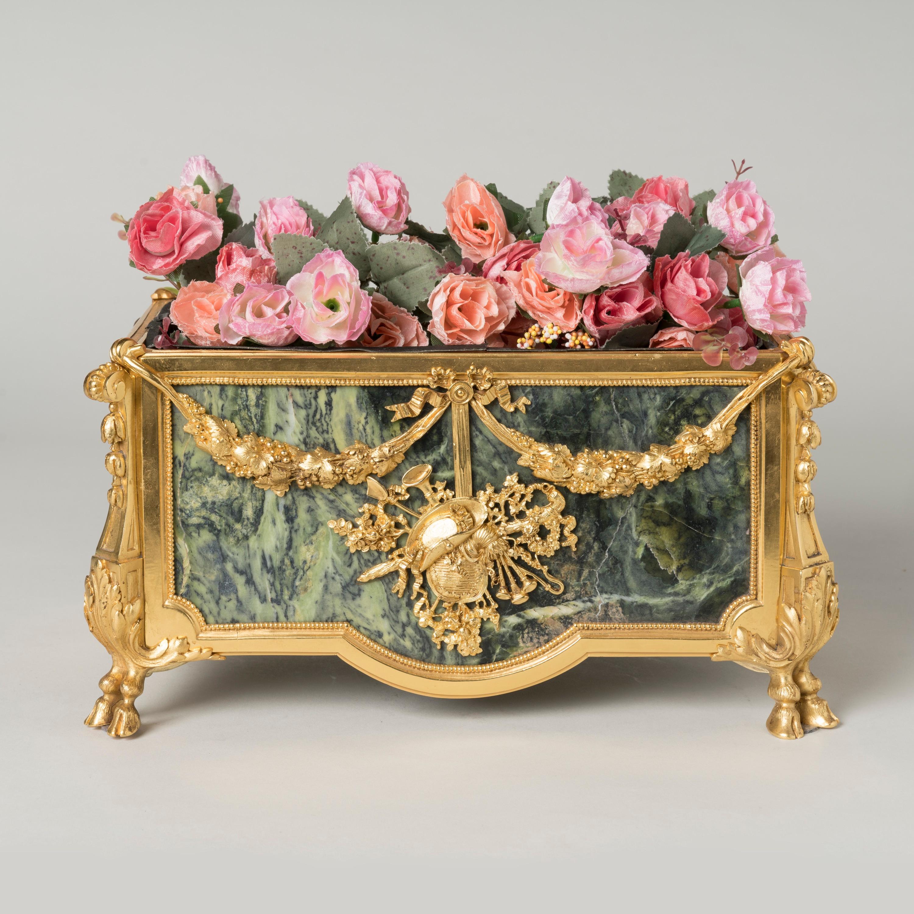 Francese Jardinière francese del XIX secolo in ormolu e marmo verde in stile Luigi XVI in vendita
