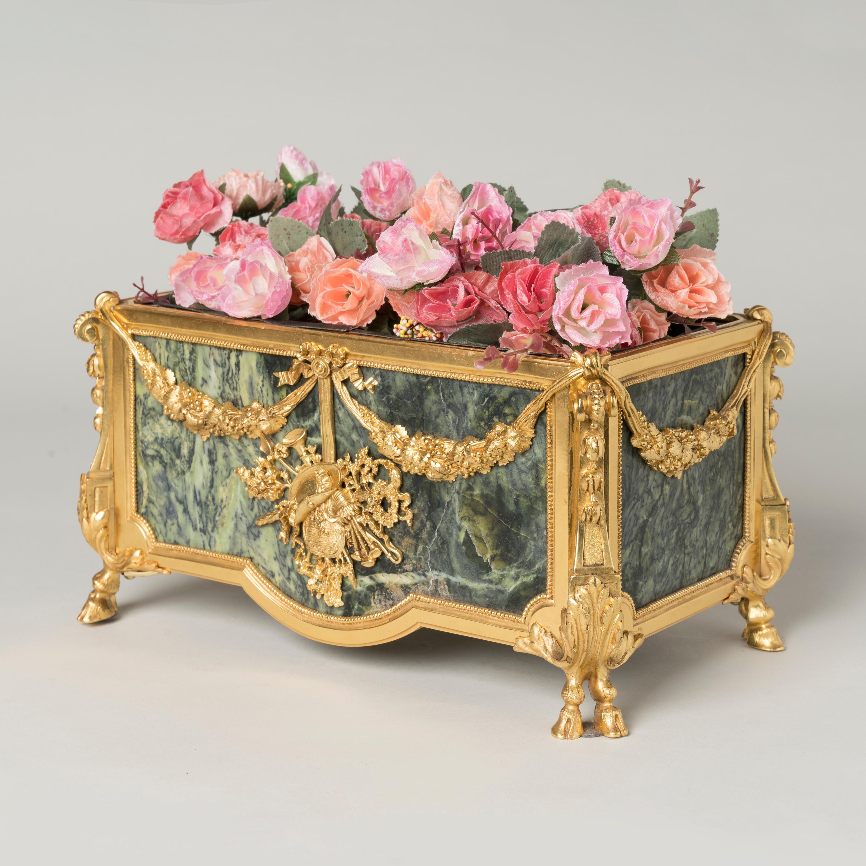 Jardinière francese del XIX secolo in ormolu e marmo verde in stile Luigi XVI In condizioni buone in vendita a London, GB