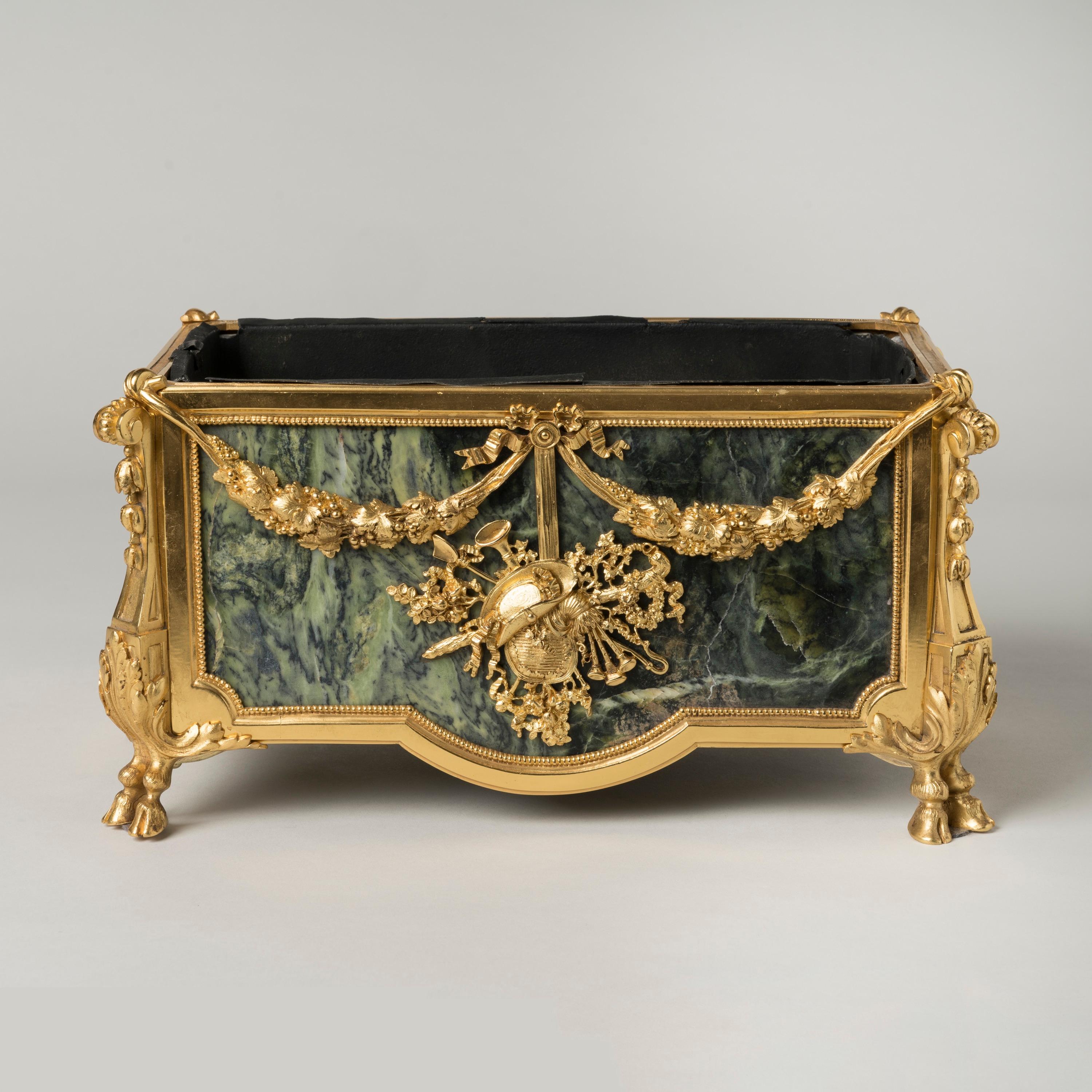 Similoro Jardinière francese del XIX secolo in ormolu e marmo verde in stile Luigi XVI in vendita