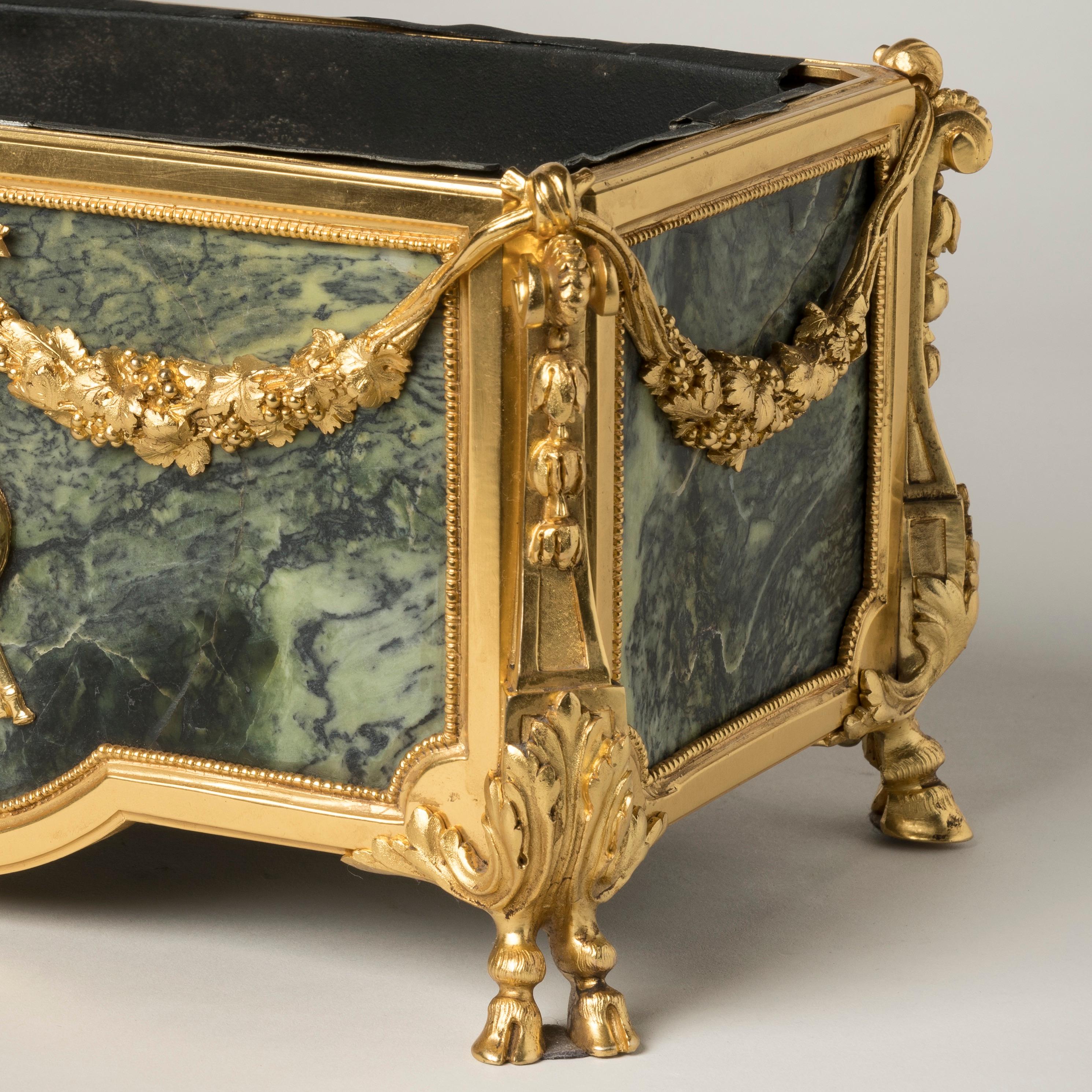 Jardinière francese del XIX secolo in ormolu e marmo verde in stile Luigi XVI in vendita 3