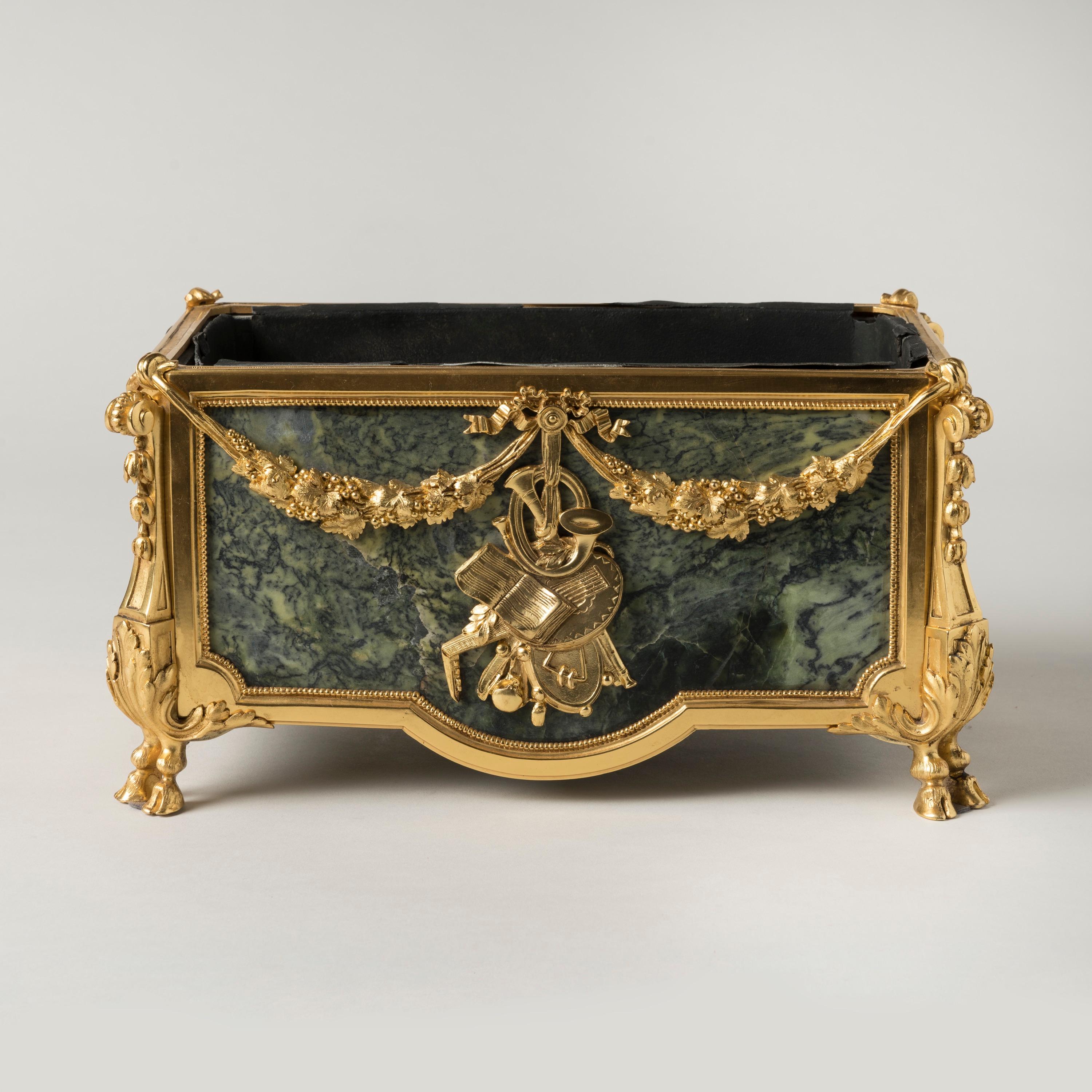 Jardinière francese del XIX secolo in ormolu e marmo verde in stile Luigi XVI in vendita 4
