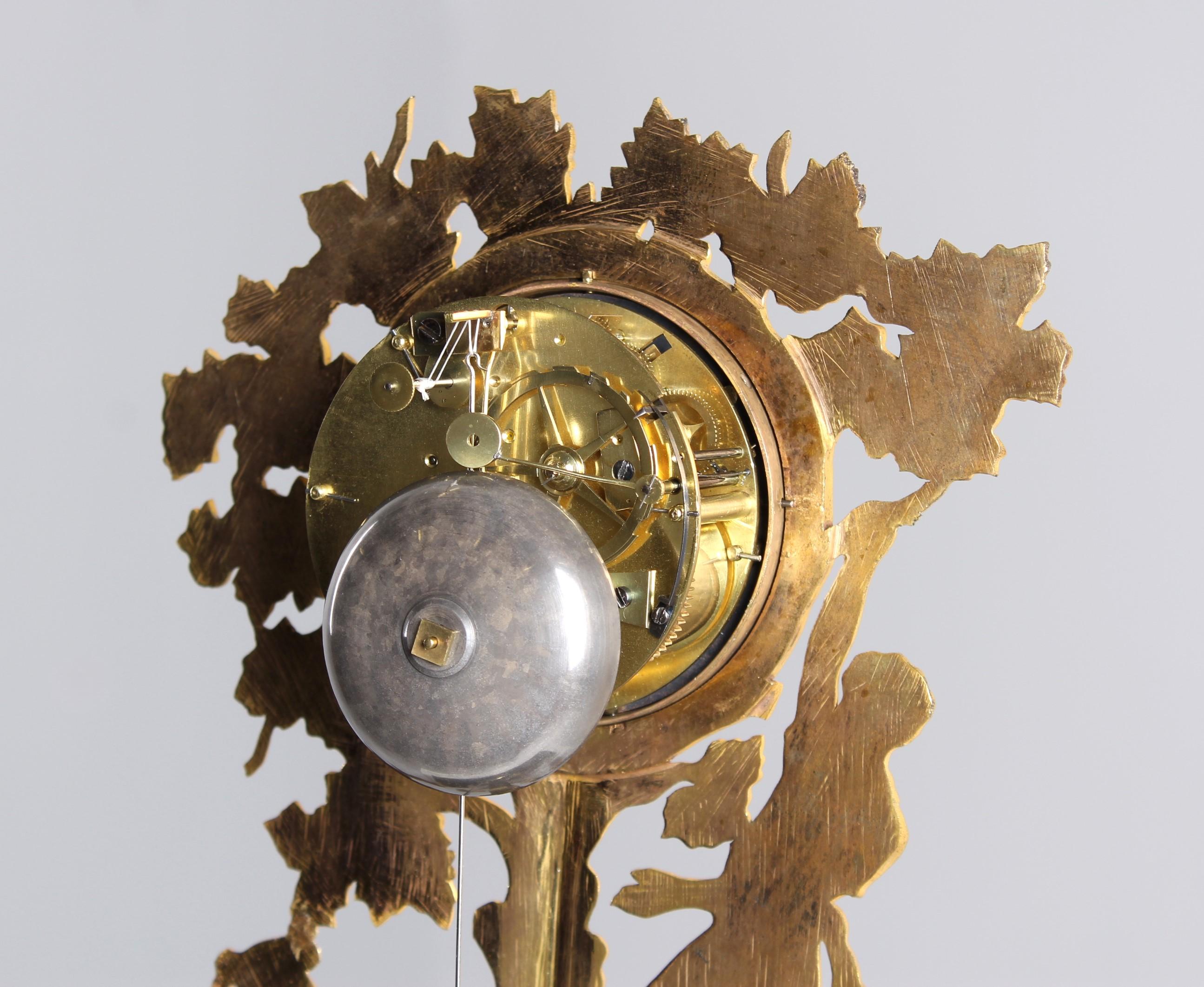 Pendule de cheminée en bronze doré du XIXe siècle, vers 1840 en vente 4