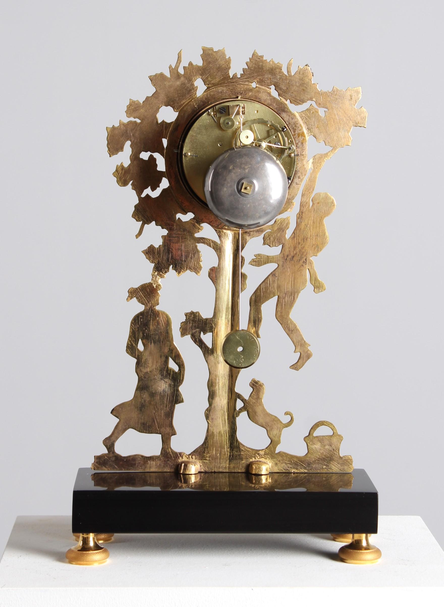 Doré Pendule de cheminée en bronze doré du XIXe siècle, vers 1840 en vente