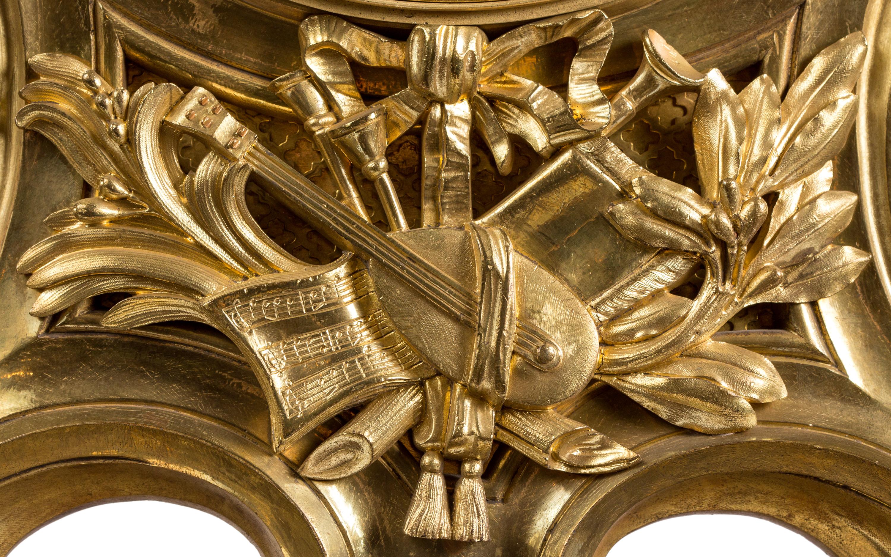Antike französische Goldbronze-Bronze-Kaminuhr des 19. Jahrhunderts mit Musikdesign-Motiv (Französisch) im Angebot
