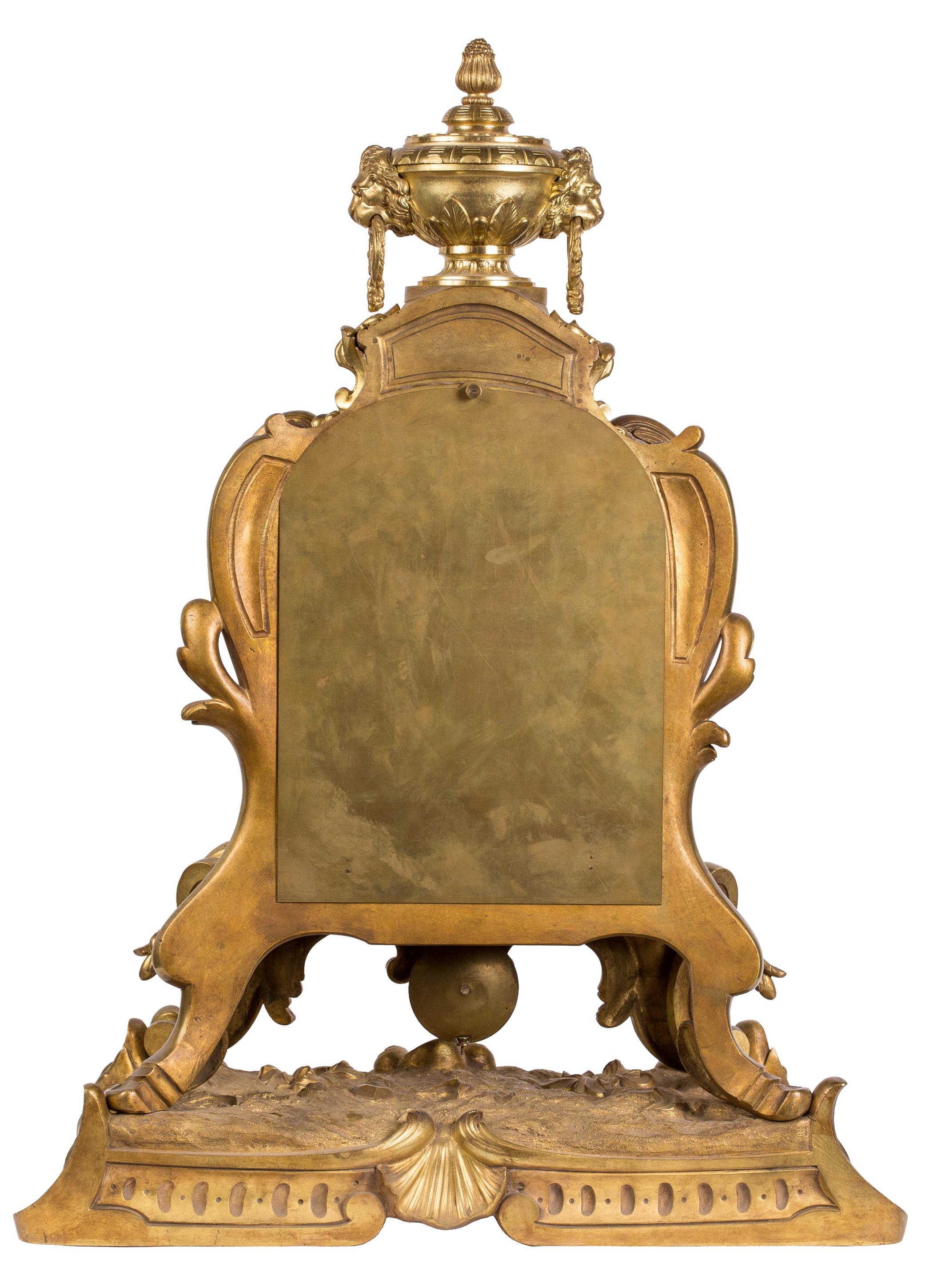 Néo-rococo Pendule de cheminée française ancienne du 19ème siècle en bronze doré avec motif musical en vente