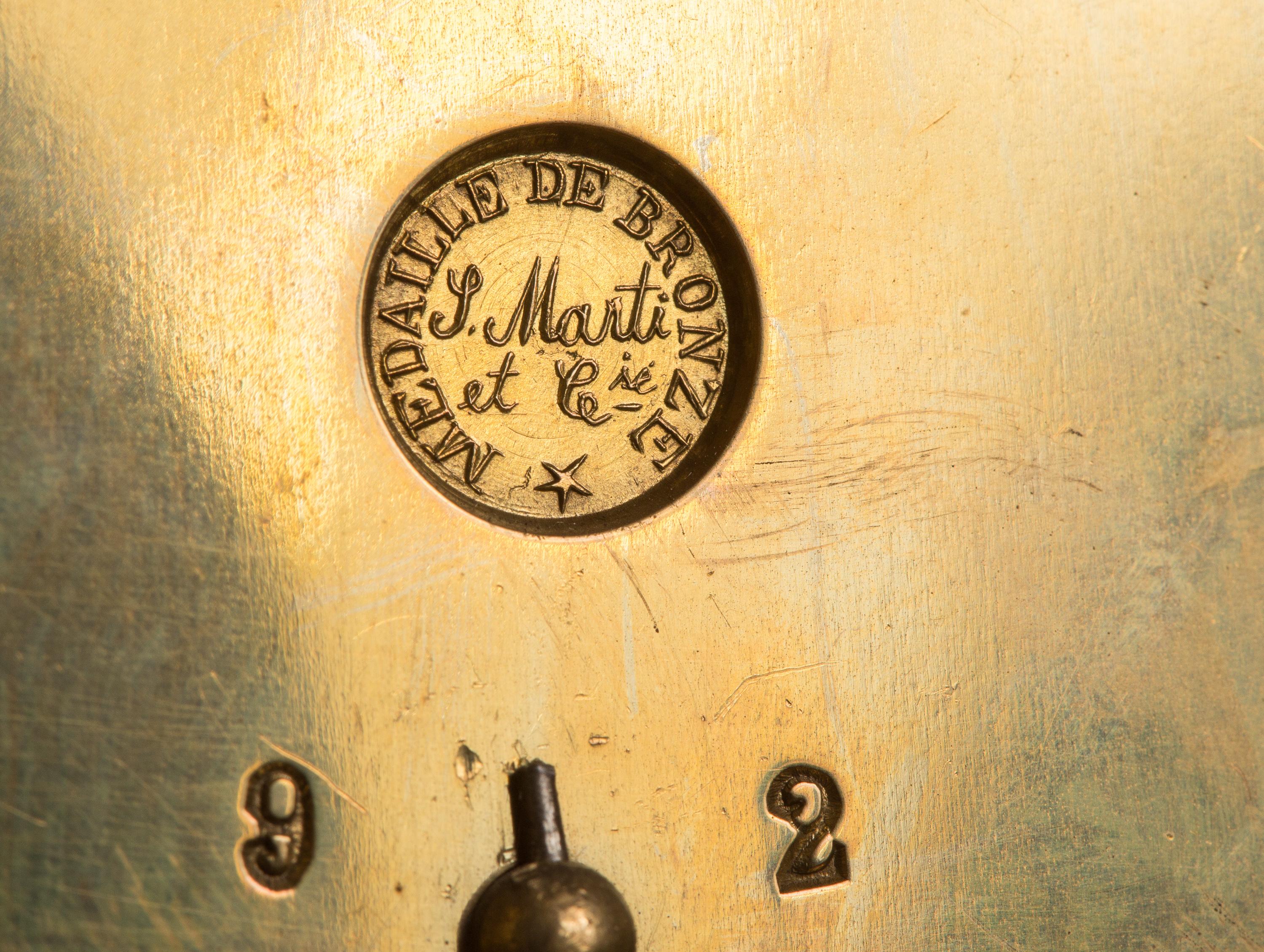 Moulage Pendule de cheminée française ancienne du 19ème siècle en bronze doré avec motif musical en vente