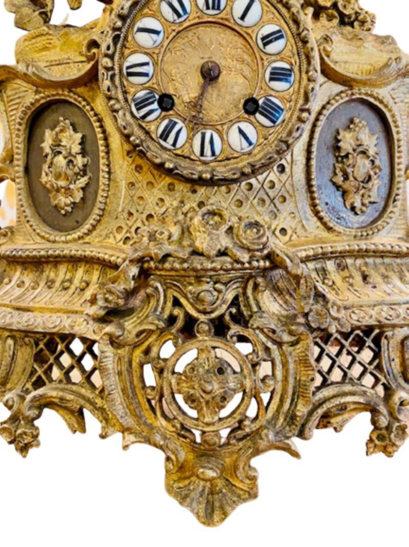 Französische Goldbronze-Kaminuhr des 19. Jahrhunderts mit orientalischem Motiv (Maurisch) im Angebot