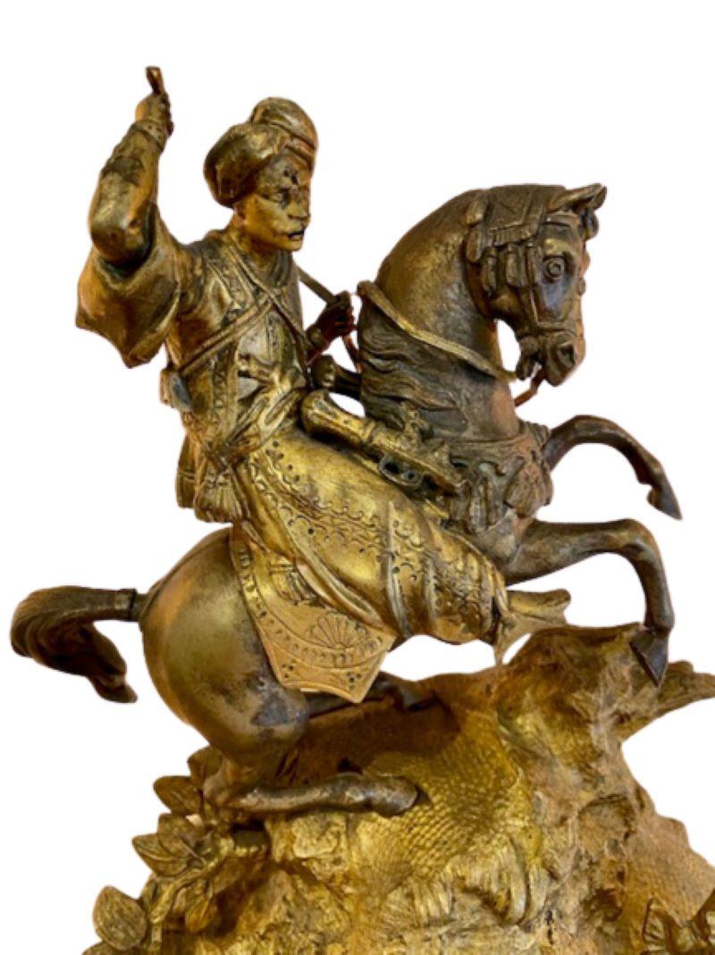 Französische Goldbronze-Kaminuhr des 19. Jahrhunderts mit orientalischem Motiv (Gegossen) im Angebot