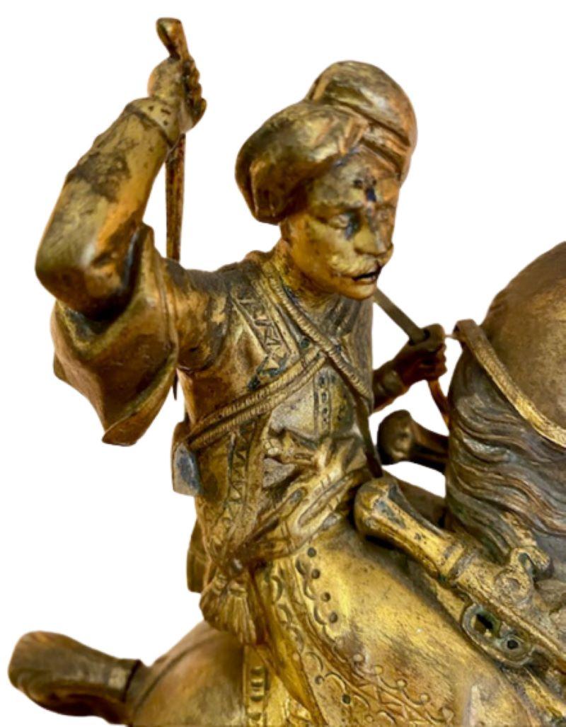 Französische Goldbronze-Kaminuhr des 19. Jahrhunderts mit orientalischem Motiv im Zustand „Gut“ im Angebot in Nantucket, MA