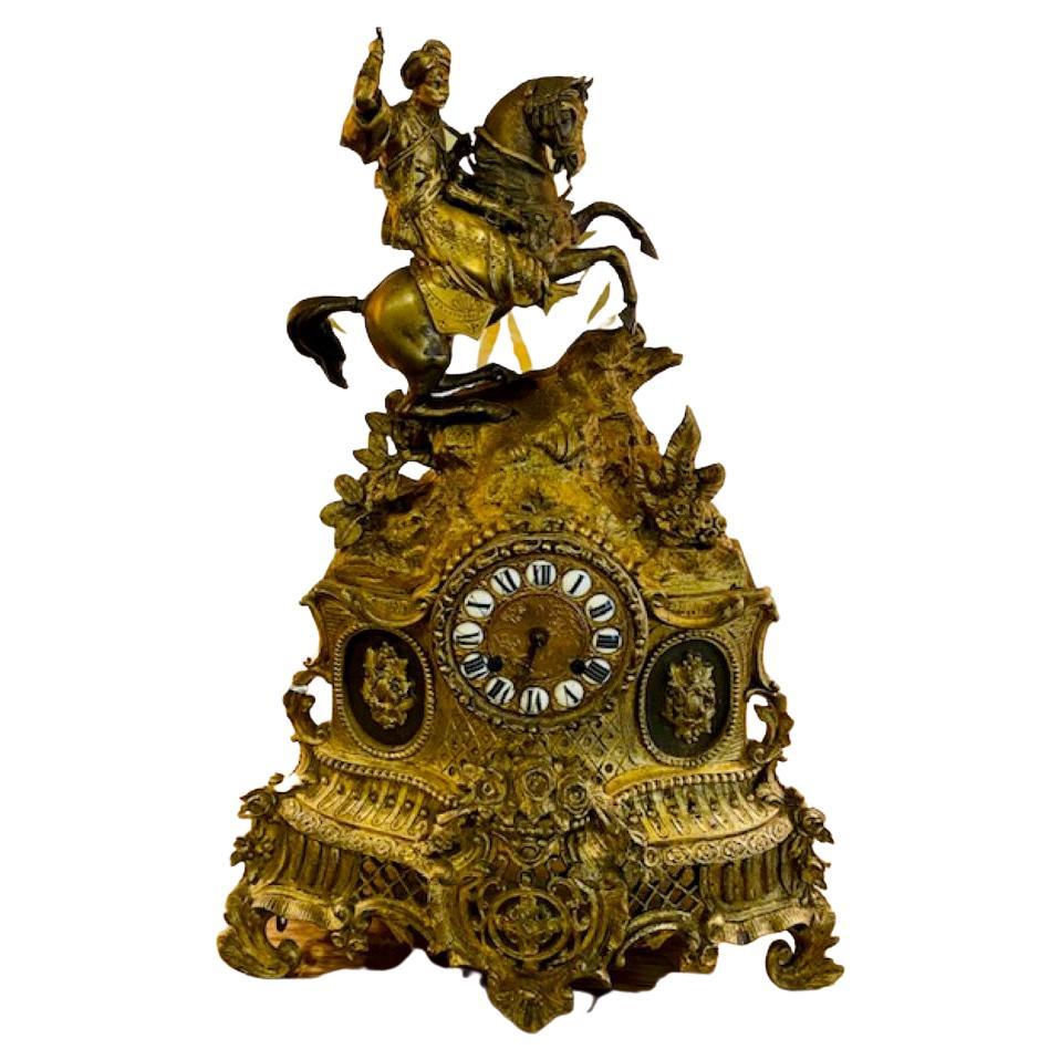 Französische Goldbronze-Kaminuhr des 19. Jahrhunderts mit orientalischem Motiv im Angebot