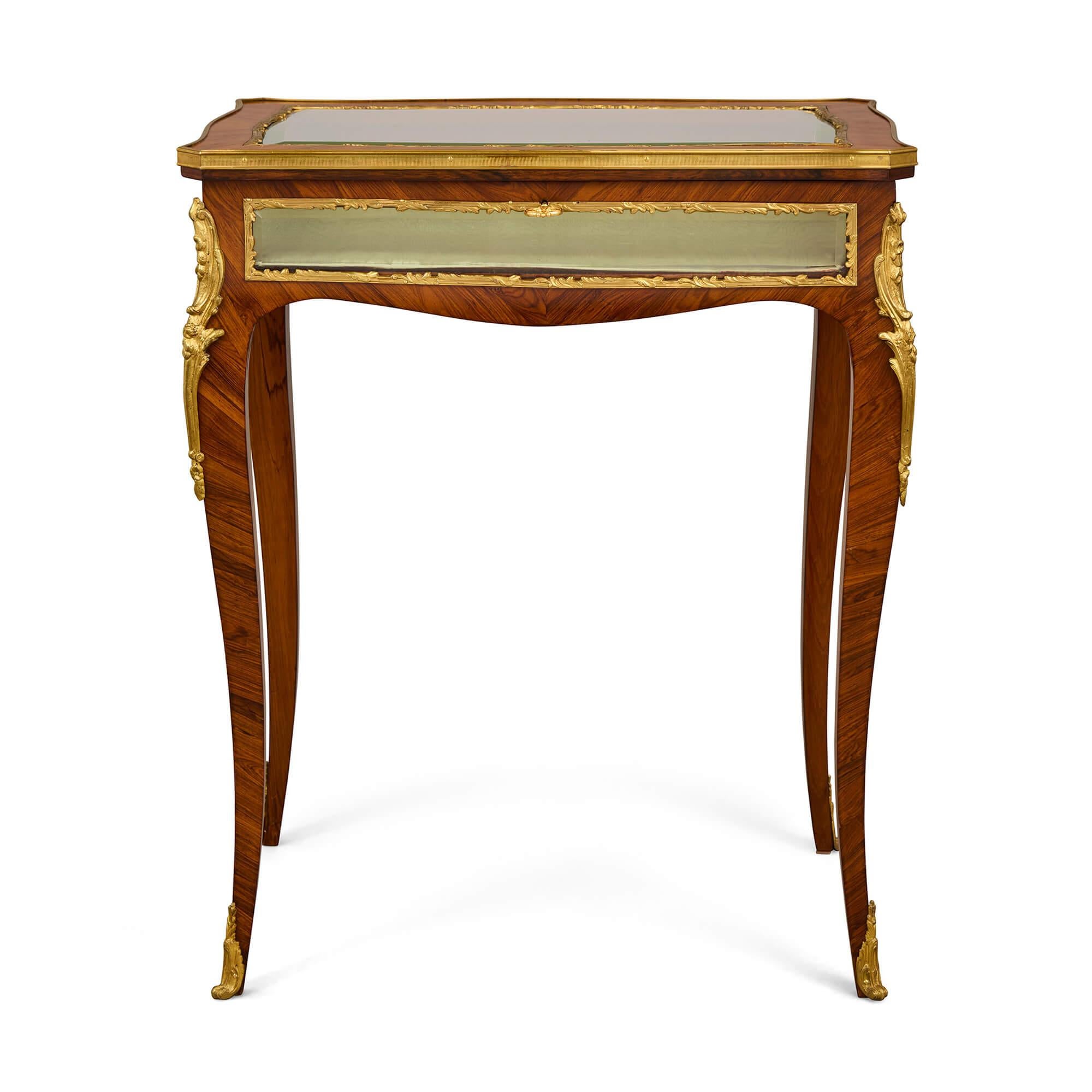Mesa bijouterie francesa del siglo XIX montada en ormolu 
Francés, finales del siglo XIX
Altura 75 cm, anchura 62 cm, profundidad 44 cm

Una mesa de bisutería es un mueble compacto y sofisticado, fabricado con tableros y laterales esmaltados, ideal