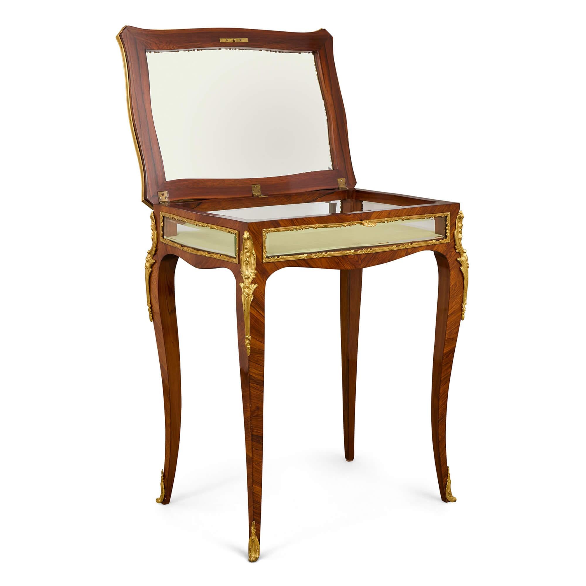 Mesa Bijouterie Francesa del Siglo XIX Montada en Ormolu Luis XV en venta