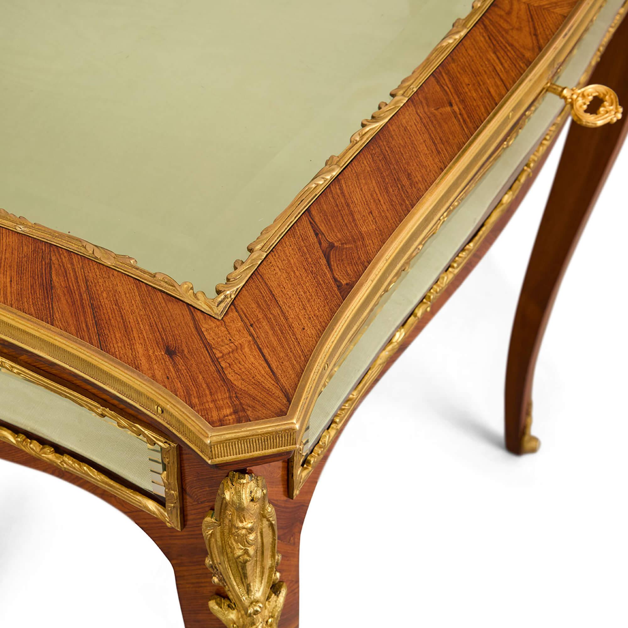 Mesa Bijouterie Francesa del Siglo XIX Montada en Ormolu Francés en venta
