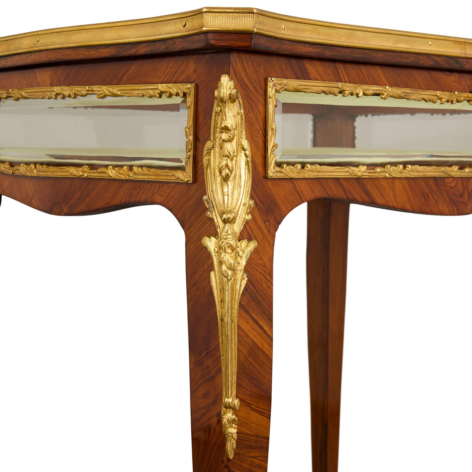 Mesa Bijouterie Francesa del Siglo XIX Montada en Ormolu Vaciado en venta