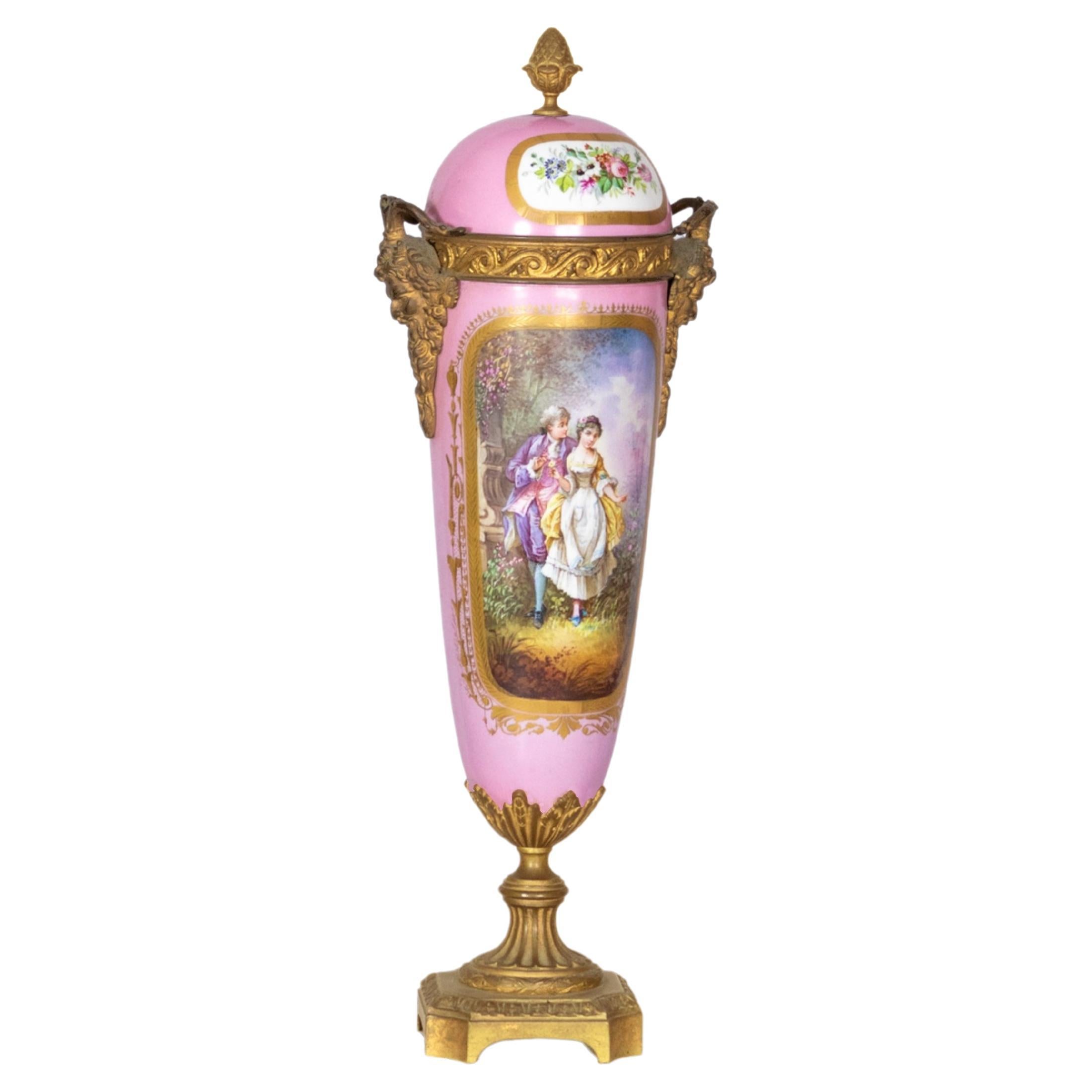 Französische Ormolu-Vase mit rosa Sevres-Deckel aus dem 19. Jahrhundert  
