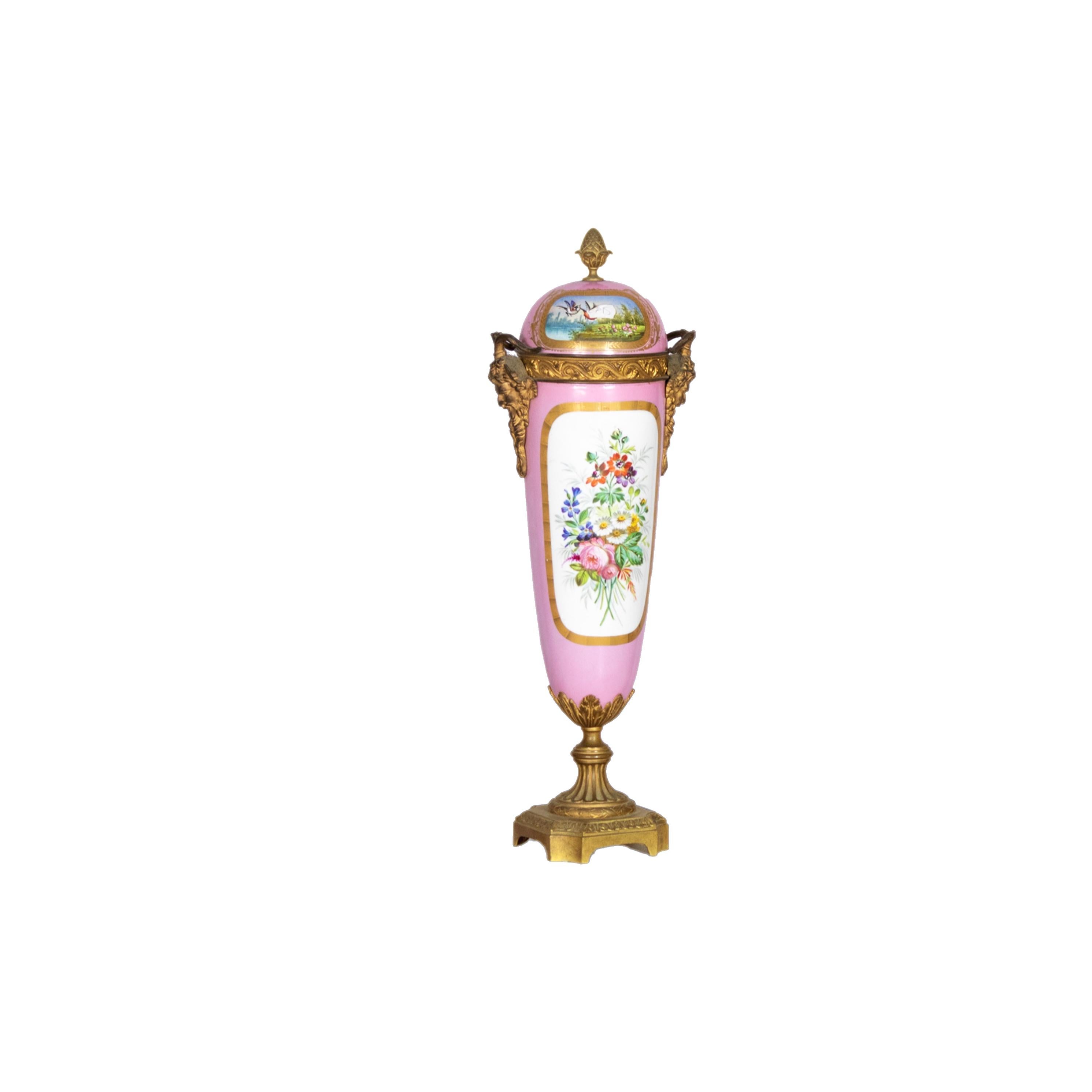 Francese Vaso francese con coperchio in stile Sèvres rosa con montatura in ormù del XIX secolo in vendita