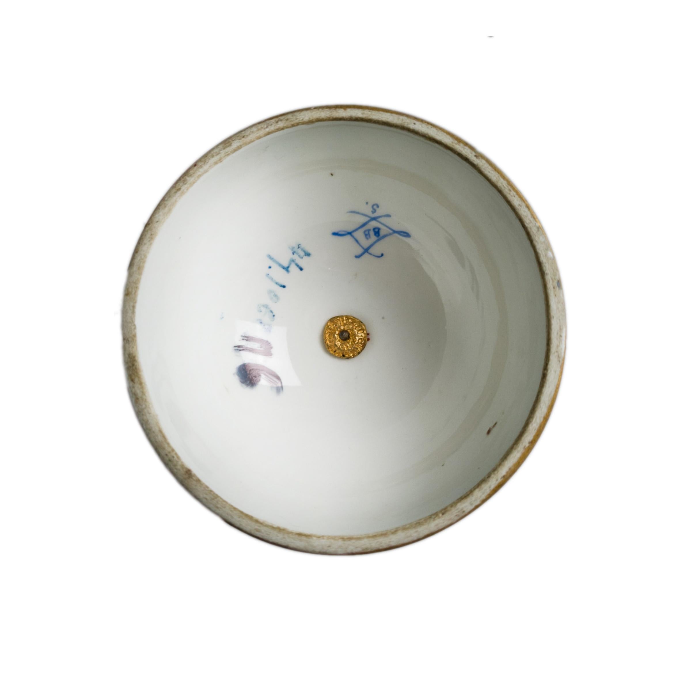 Bronzo Vaso francese con coperchio in stile Sèvres rosa con montatura in ormù del XIX secolo in vendita