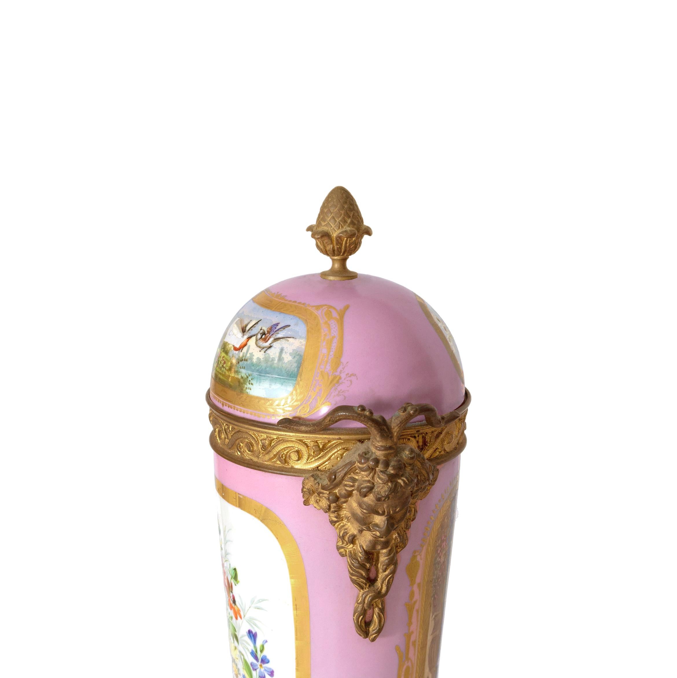 Vaso francese con coperchio in stile Sèvres rosa con montatura in ormù del XIX secolo in vendita 1
