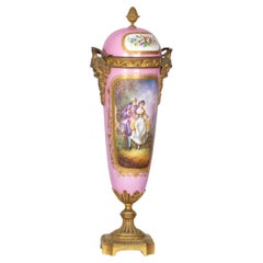 Vaso francese con coperchio in stile Sèvres rosa con montatura in ormù del XIX secolo
