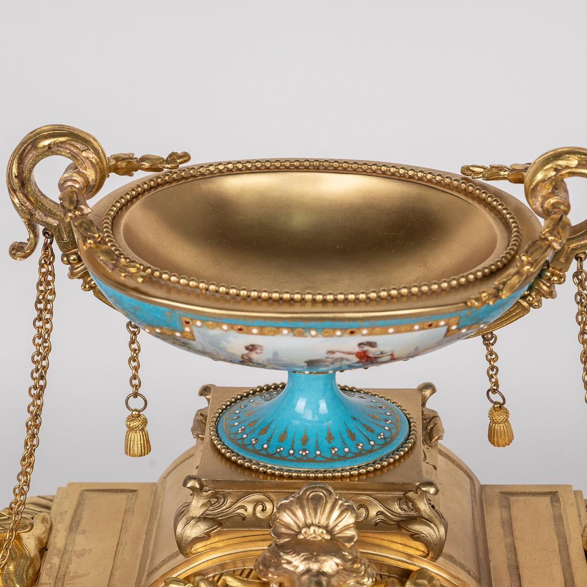 Französische Ormolu-Porzellan-Kaminuhr im Sevres-Stil des 19. Jahrhunderts, um 1870 im Angebot 9