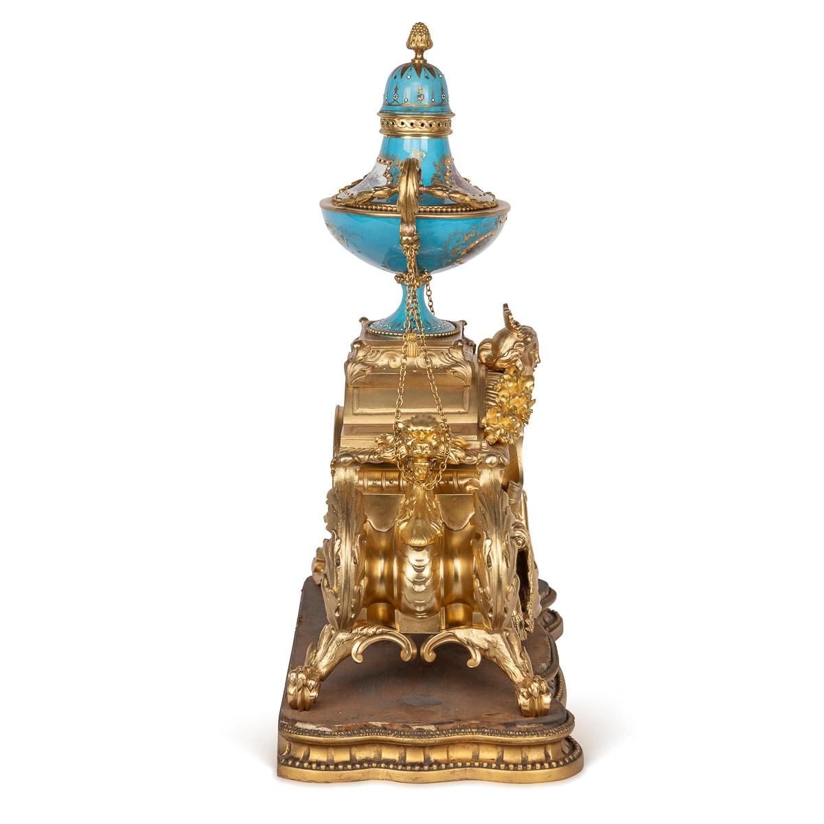 Français Pendule de cheminée en porcelaine de Sèvres montée sur bronze doré, 19e siècle, C.I.C. en vente