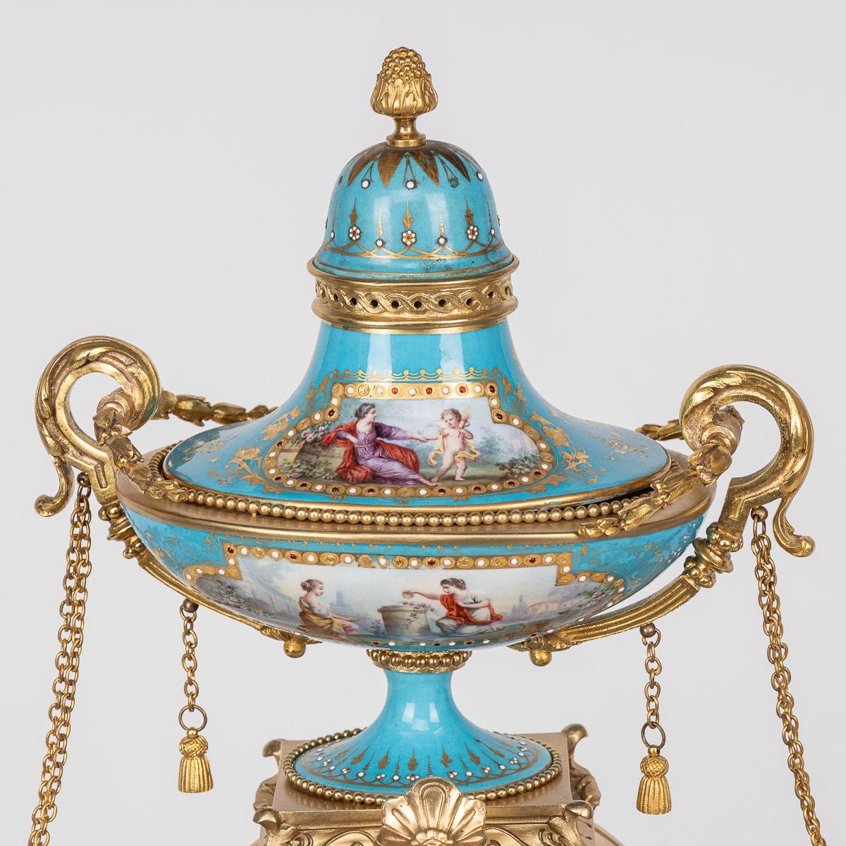 Französische Ormolu-Porzellan-Kaminuhr im Sevres-Stil des 19. Jahrhunderts, um 1870 (Spätes 19. Jahrhundert) im Angebot