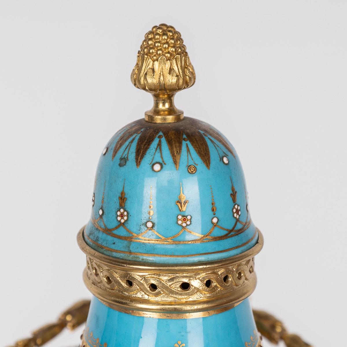 Französische Ormolu-Porzellan-Kaminuhr im Sevres-Stil des 19. Jahrhunderts, um 1870 im Angebot 2