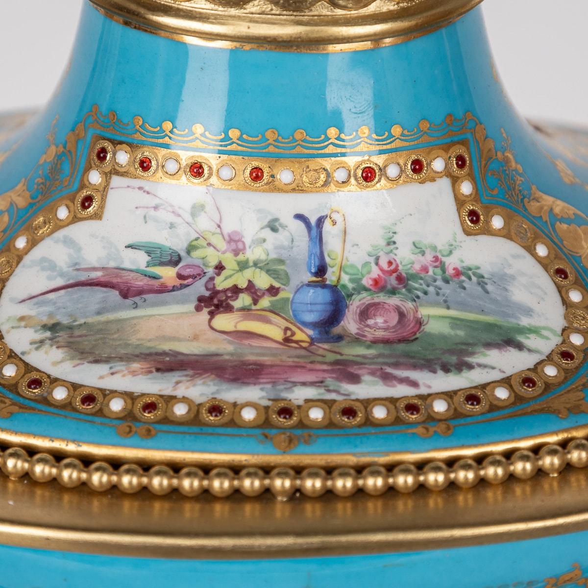 Französische Ormolu-Porzellan-Kaminuhr im Sevres-Stil des 19. Jahrhunderts, um 1870 im Angebot 3