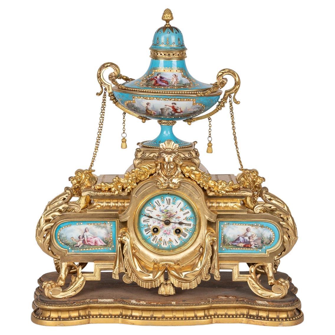 Französische Ormolu-Porzellan-Kaminuhr im Sevres-Stil des 19. Jahrhunderts, um 1870 im Angebot