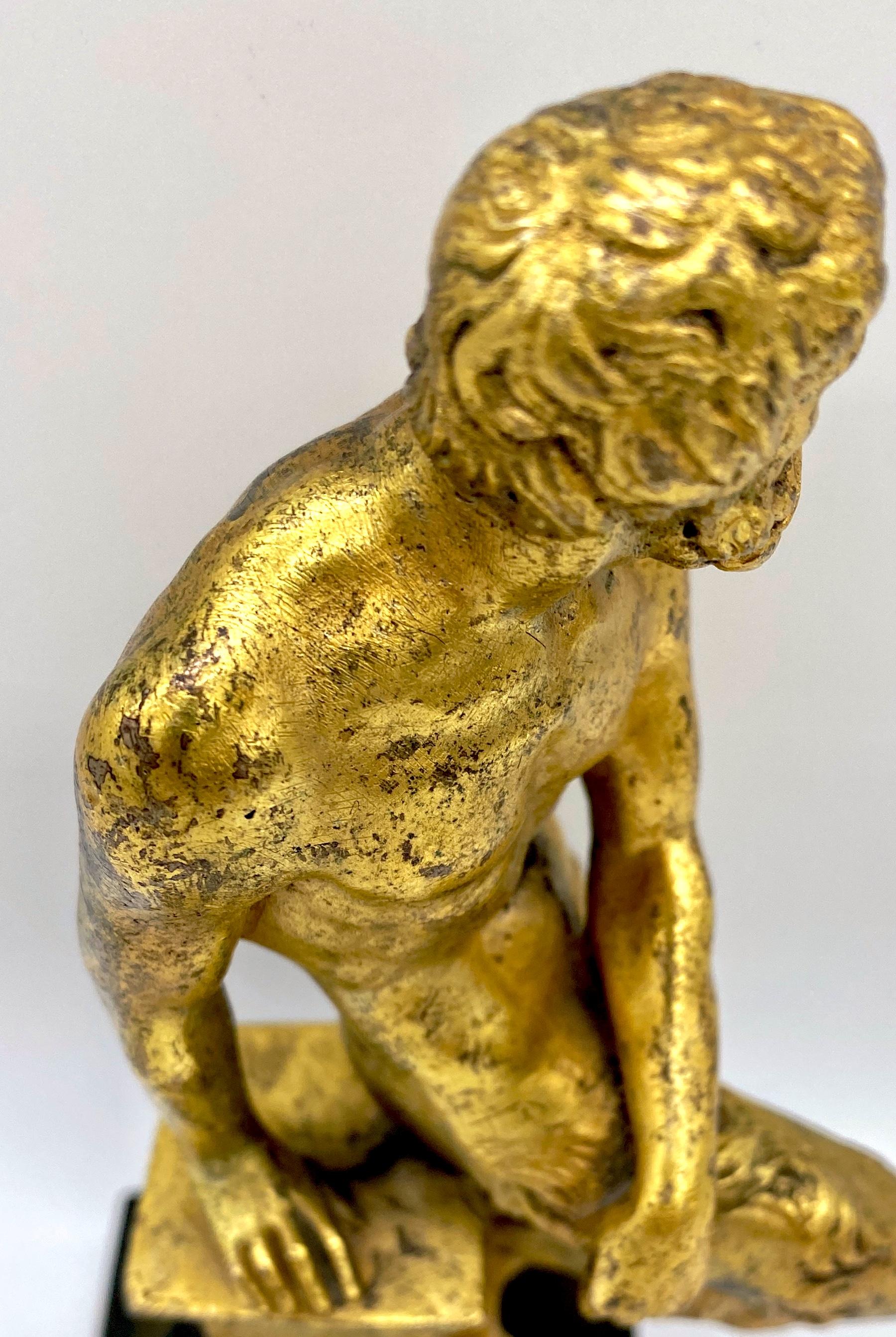 Sculpture en bronze patiné et bronze doré du 19e siècle représentant un satyre assis  en vente 5